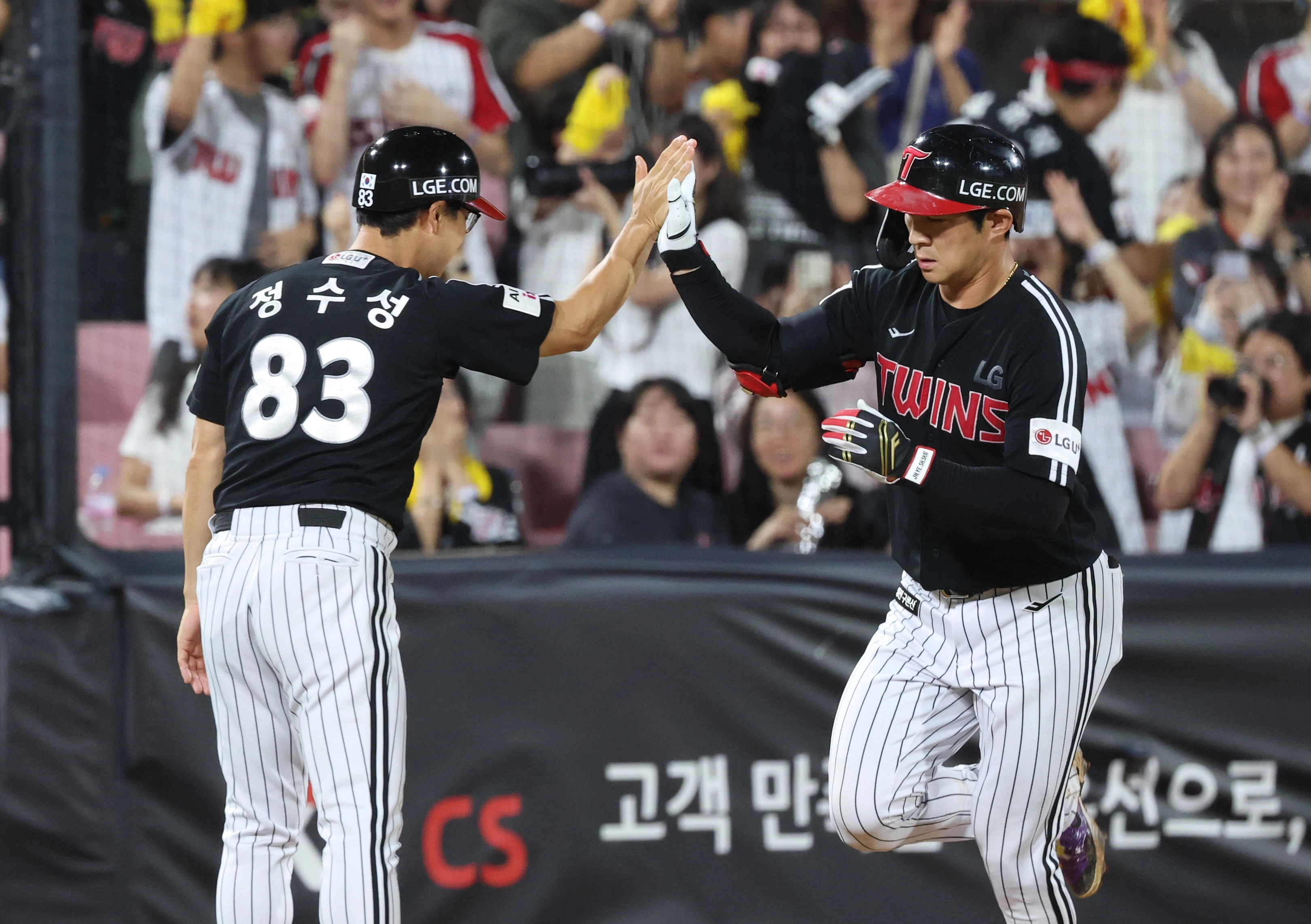 LG 트윈스 오지환이 4일 수원 케이티위즈파크에서 열린 2025 KBO리그 정규시즌 kt 위즈와의 원정 경기에서 홈런을 친 뒤 정수성 코치와 기뻐하고 있다. 뉴스1