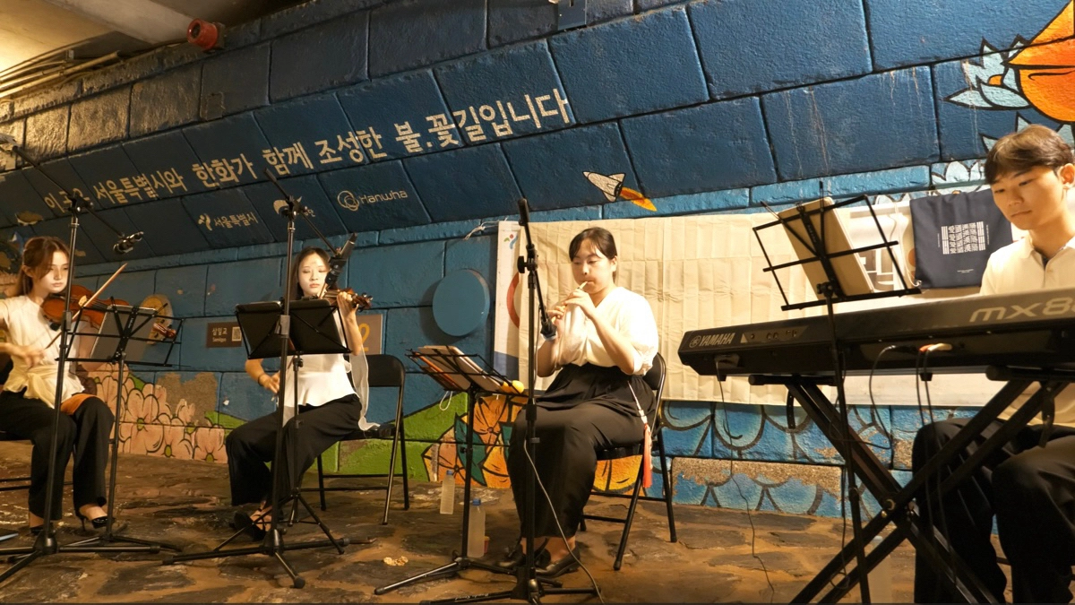 서울시가 올해 처음으로 ‘대학생 동아리 사회기여 활동 지원 사업’에 나섰다. 사진은 한양대 동아리 ‘고전음악회’가 지난 7월 청계천에서 버스킹 공연을 하고 있다. 
서울시 제공