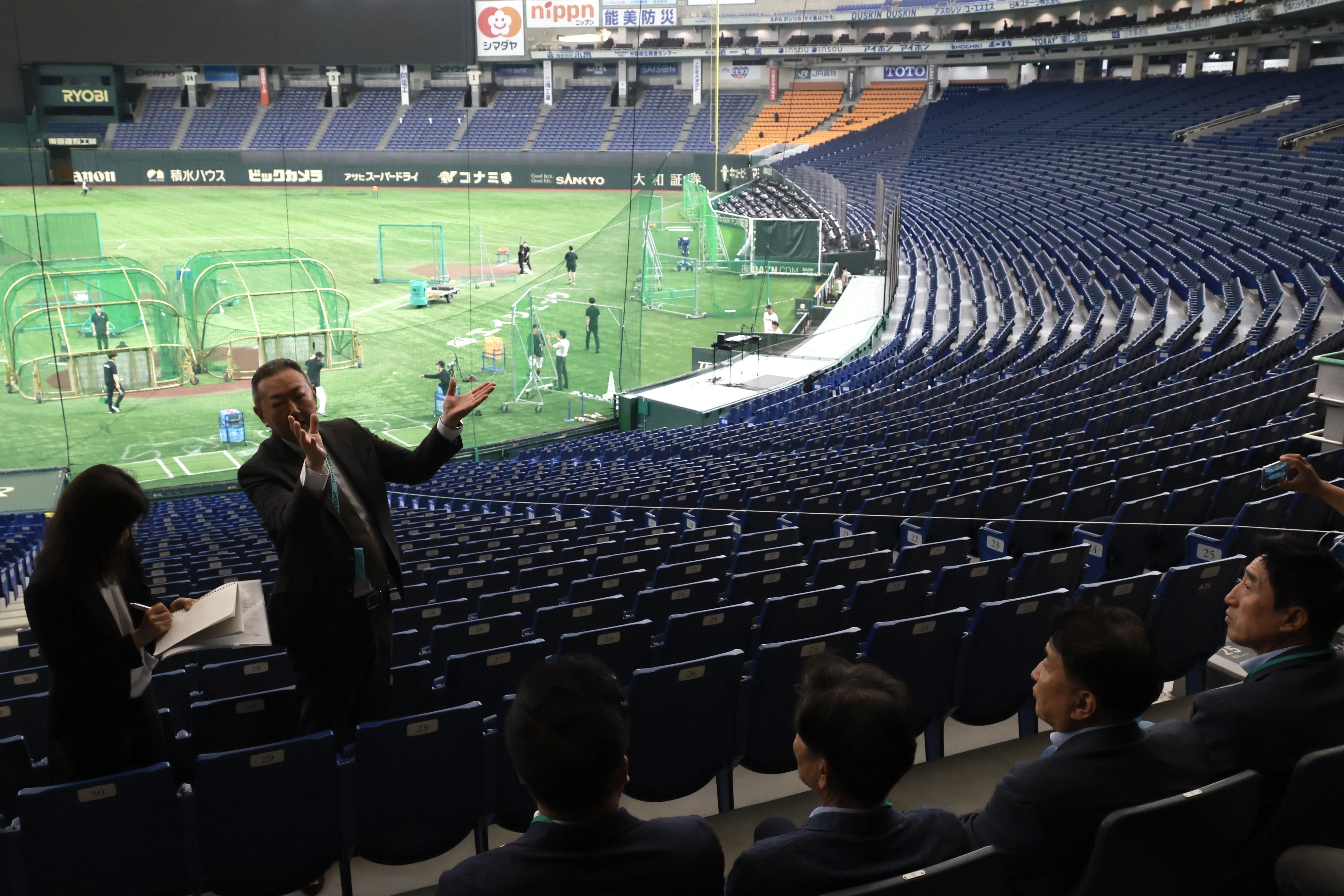 충북도 관계자들이 지난 6월 일본 도쿄돔을 방문해 시설 현황 등을 듣고 있다. 
충북도 제공