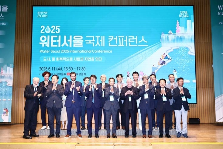 지난 6월 11일 2025 워터서울 국제 컨퍼런스에 김용호 시의원(앞줄 오른쪽 두 번째)이 참석해 단체 기념촬영을 하고 있다.
