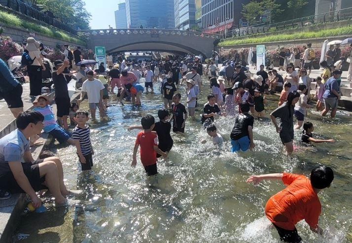 지난 6월11일~22일까지 운영된 ‘청계천 물 첨벙첨벙’ 행사에 시민들이 참여하고 즐거워하는 모습이다.