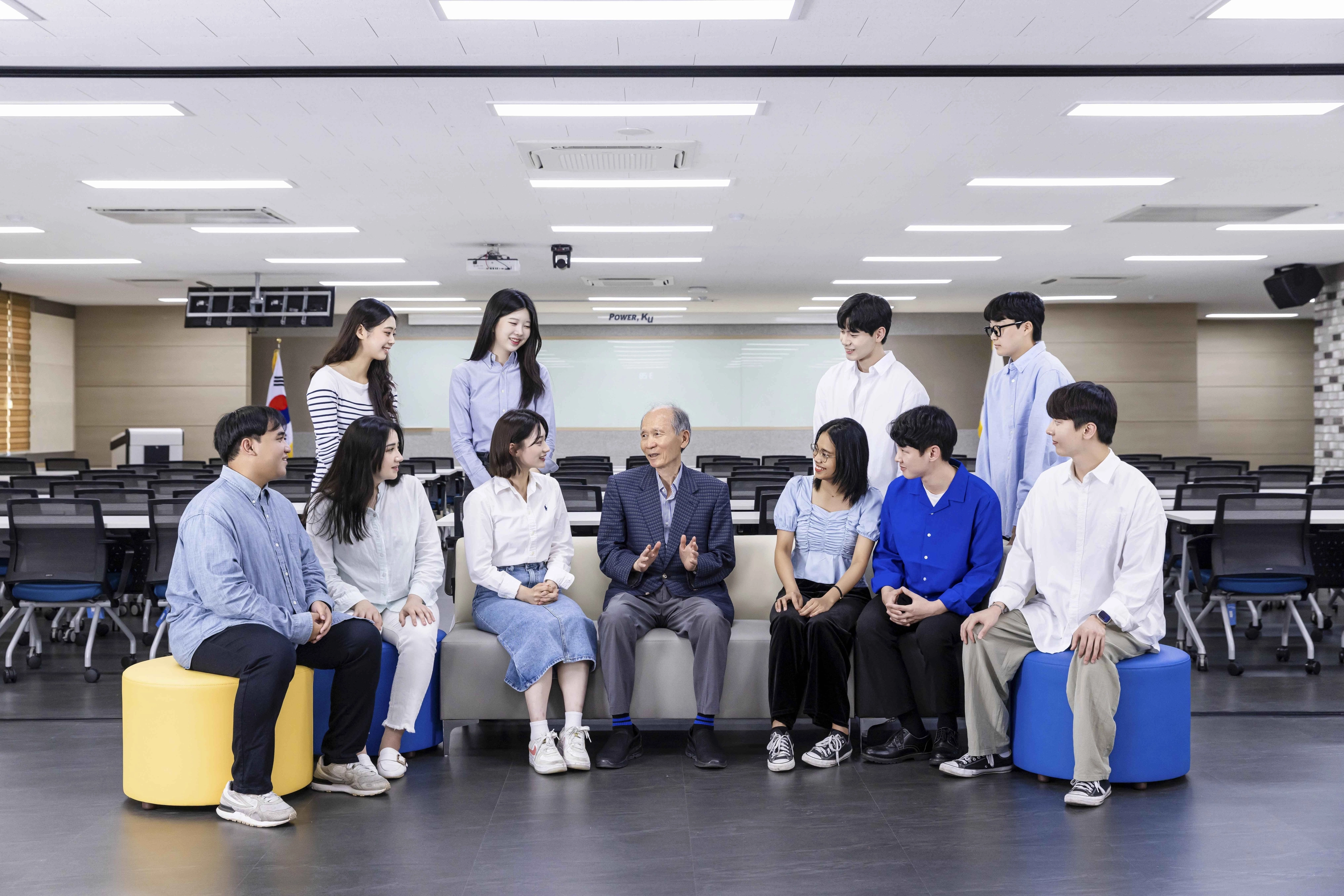 박재규 경남대 총장이 재학생·유학생들과 전공과 진로에 관해 이야기하고 있다. 2025.9.5. 경남대 제공