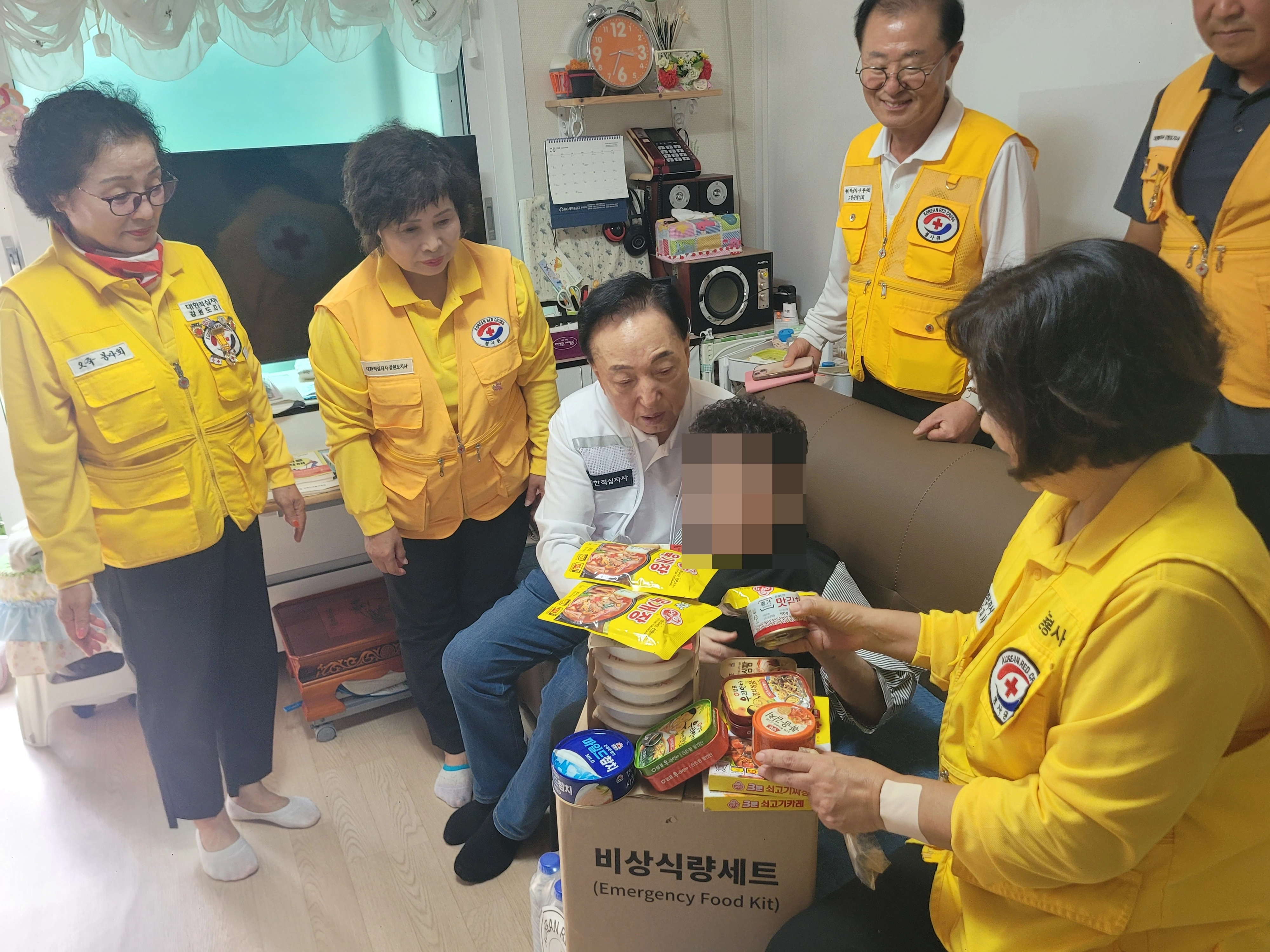 김철수(왼쪽 세번째) 대한적십자사 회장이 가뭄으로 고통받는 강릉지역 취약계층 가정에 방문해 물품을 전달하고 있다.
대한적십자사 제공