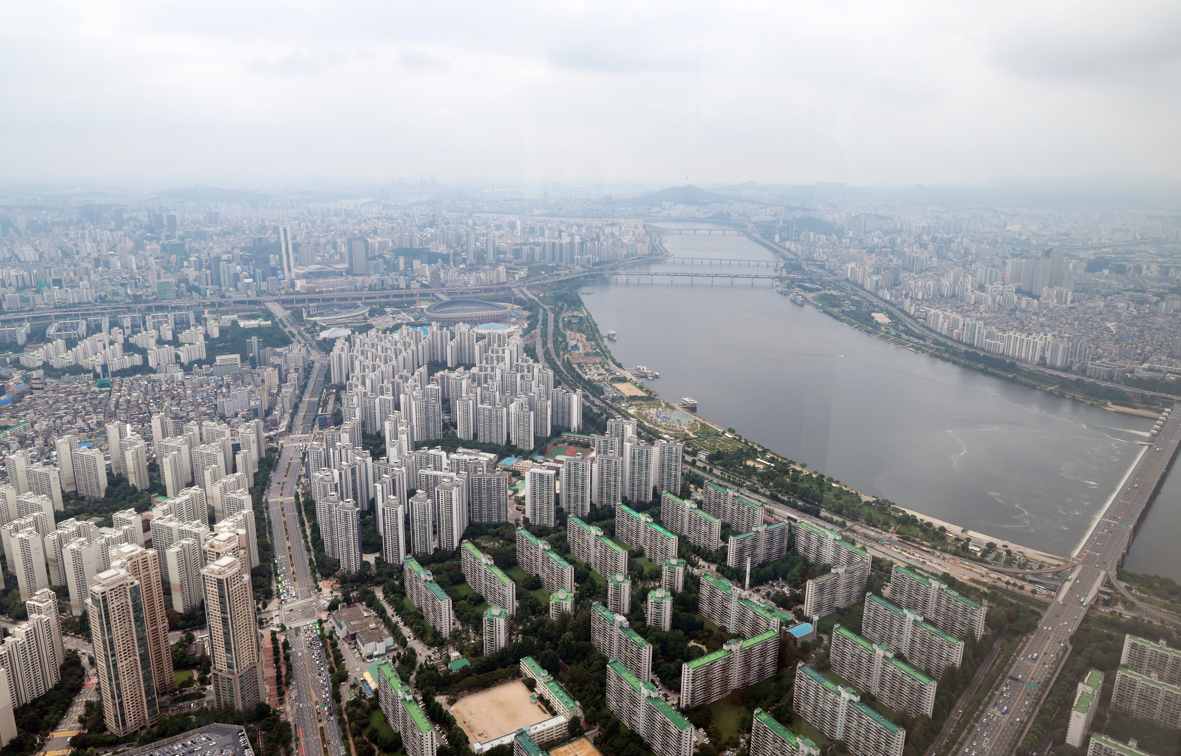 ‘6억 주담대 제한’ 서울 18개 구 대출 감소 타격
29일 서울 송파구 롯데월드타워 전망대 서울스카이에서 바라본 서울 시내 아파트 단지 모습. 2025.6.29. 연합뉴스