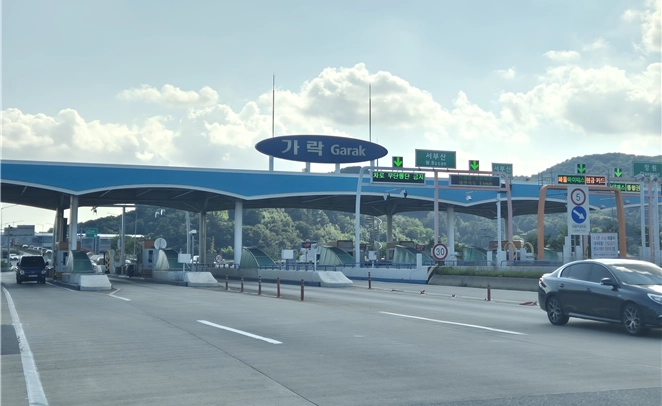 출퇴근 시간대 통행료 무료화가 추진되는 가락요금소. 사진 부산시 제공