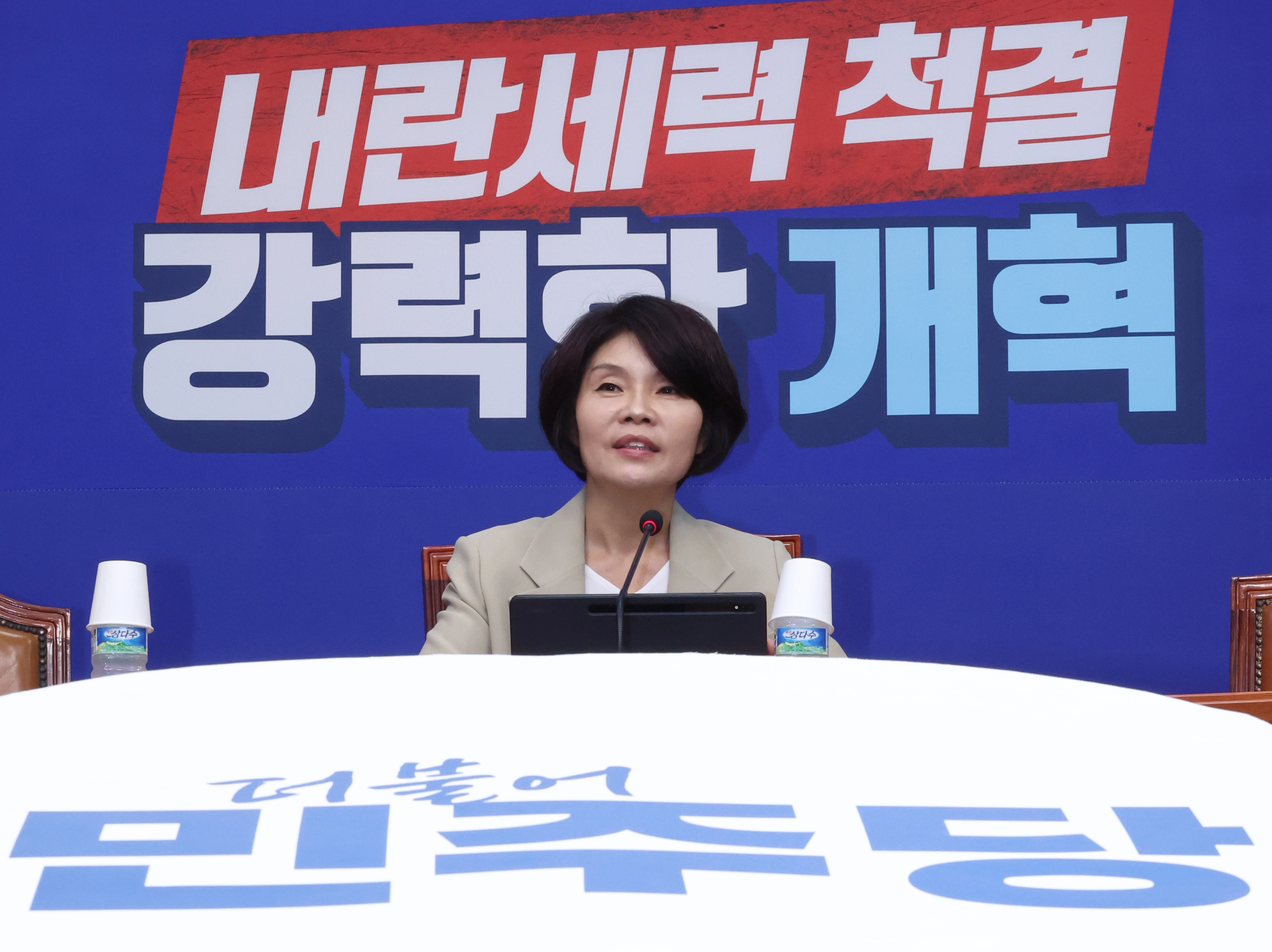 정례 기자간담회 질문에 답하는 한정애 민주당 정책위의장  한정애 더불어민주당 정책위의장이 5일 국회에서 열린 정례 기자간담회에서 질의에 답하고 있다. 2025.09.05.