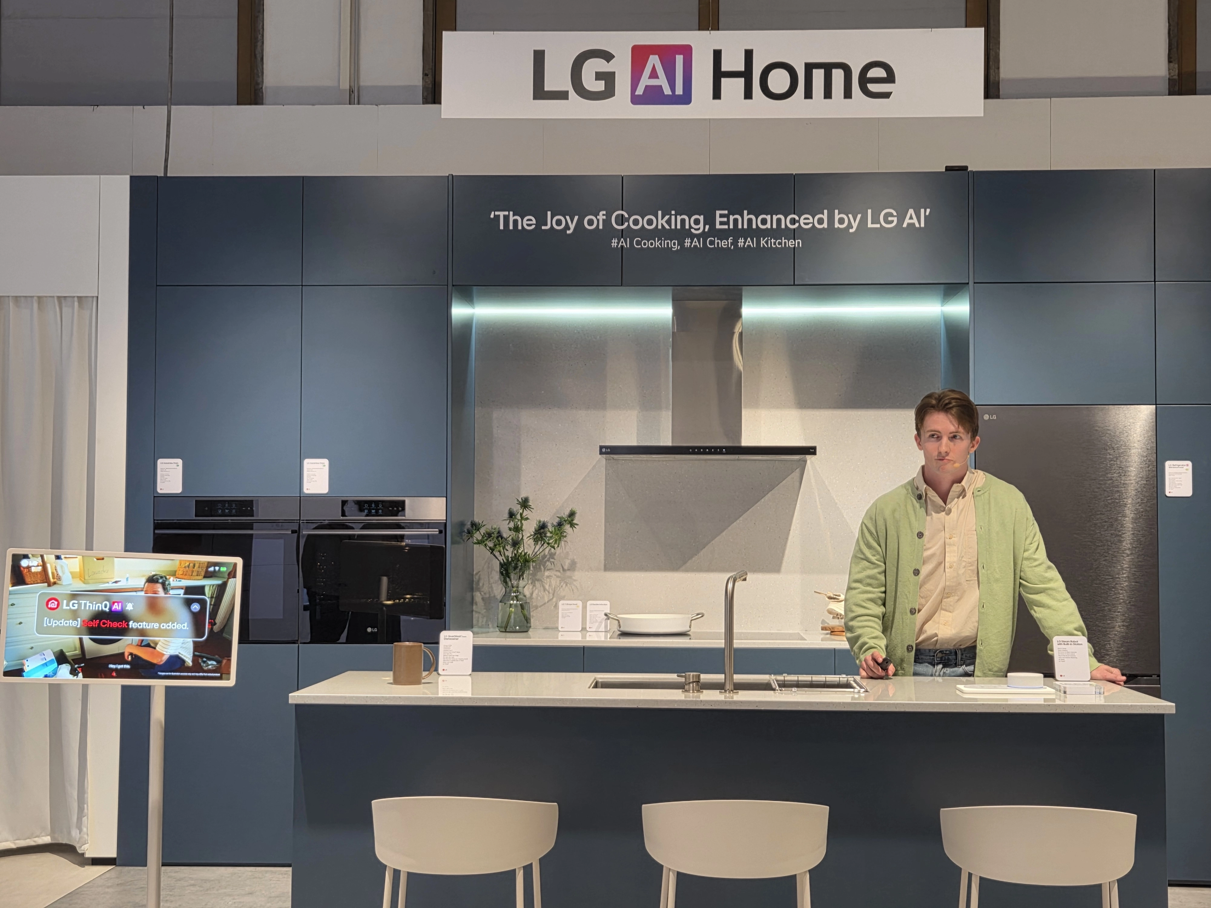 5일 독일 베를린에 조성된 ‘IFA 2025’ LG전자 전시관에서 ‘노아’가 LG전자의 스마트홈 AI 플랫폼인 ‘LG 씽큐온’에게 저녁 요리를 추천받고 있다.
곽소영 기자