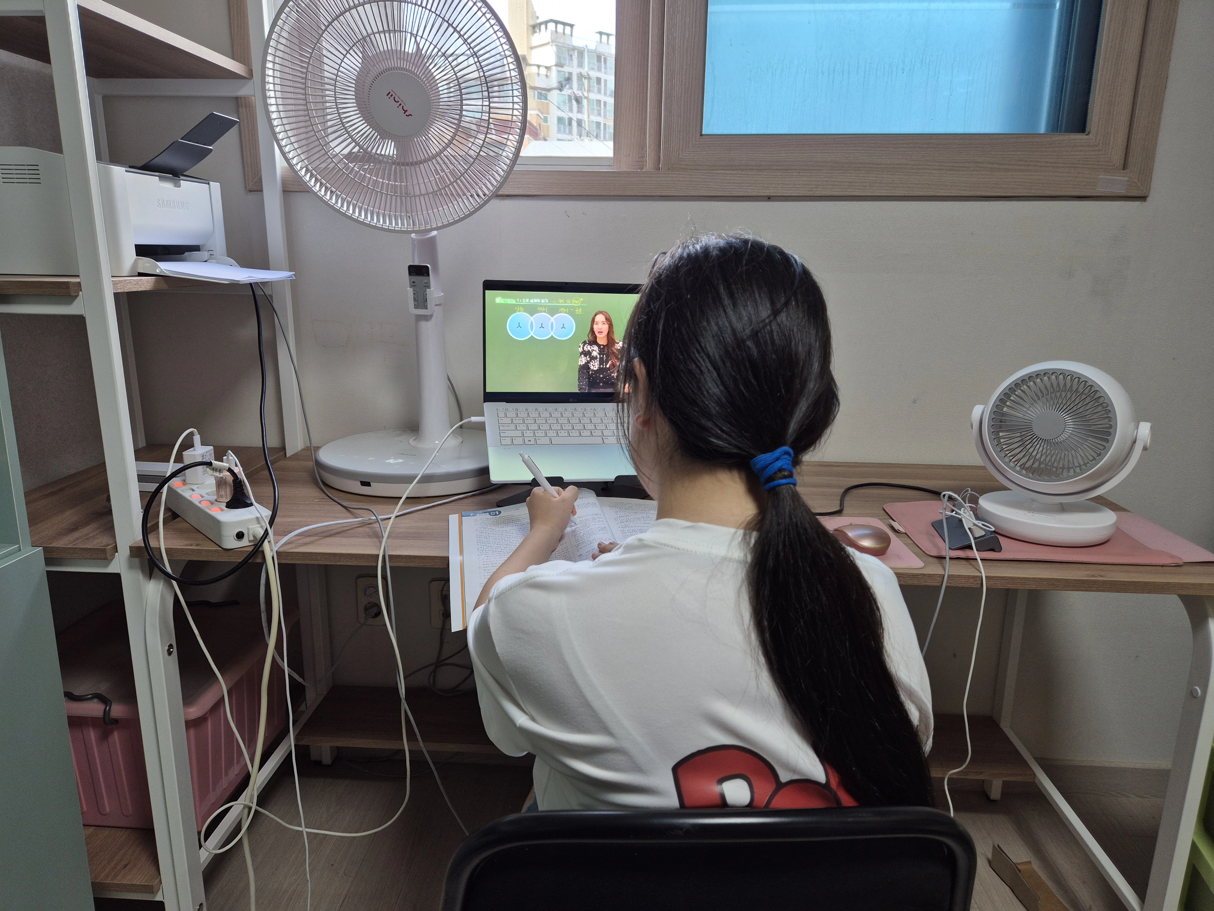 유전 희귀질환을 앓고 있는 A(16)양이 후텁지근한 방 안에서 인터넷 강의를 듣고 있다. A양 책상엔 더위를 조금이라도 식히기 위해 선풍기가 여러 대 놓쳐 있었다.
반영윤 기자