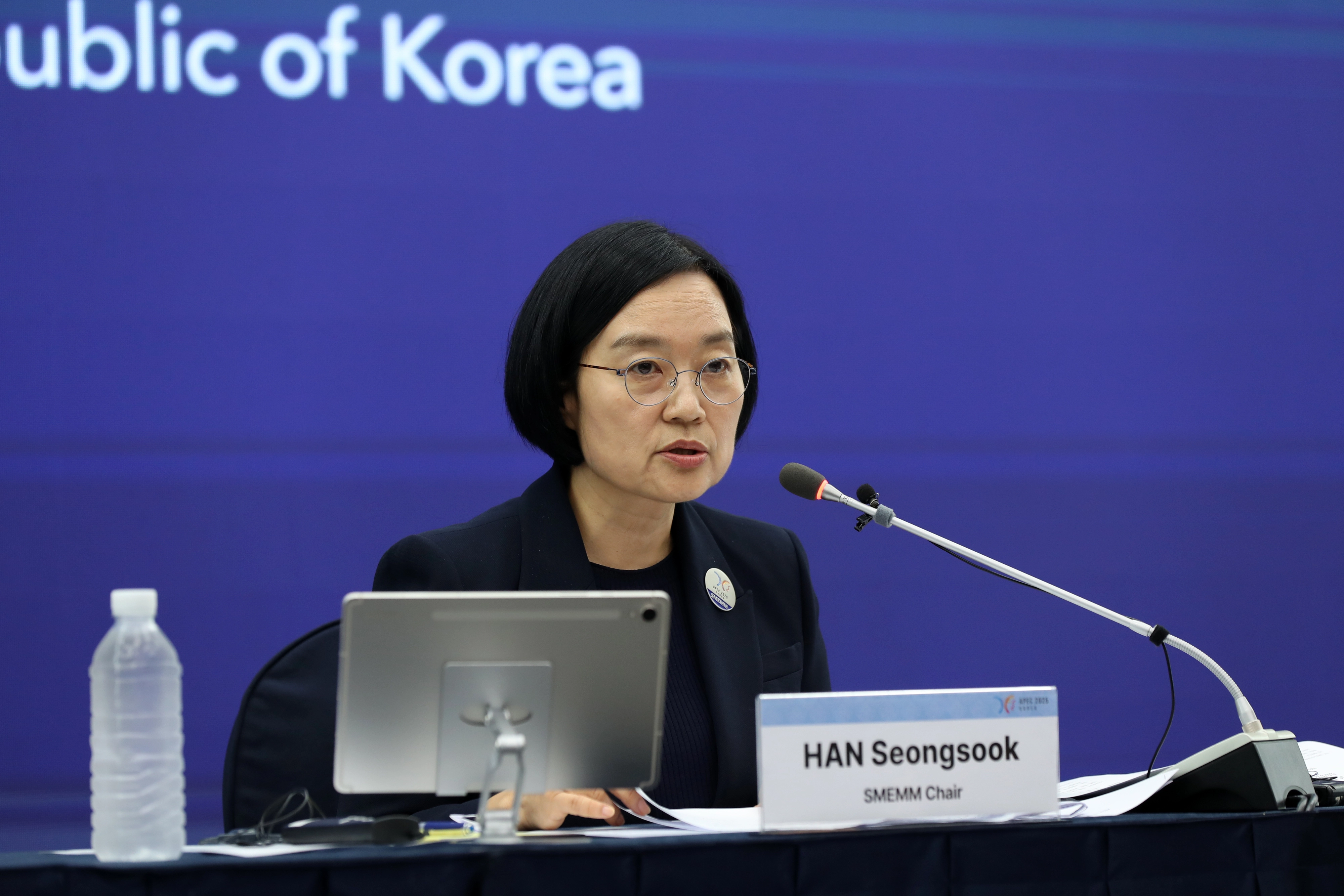 한성숙 중소벤처기업부장관이 5일 제주국제컨벤션센터에서 열린 기자회견에서  APEC 중소기업 장관회의에서 채택된 제주 이니셔티브에 대한 설명을 하고 있다. 제주도 제공