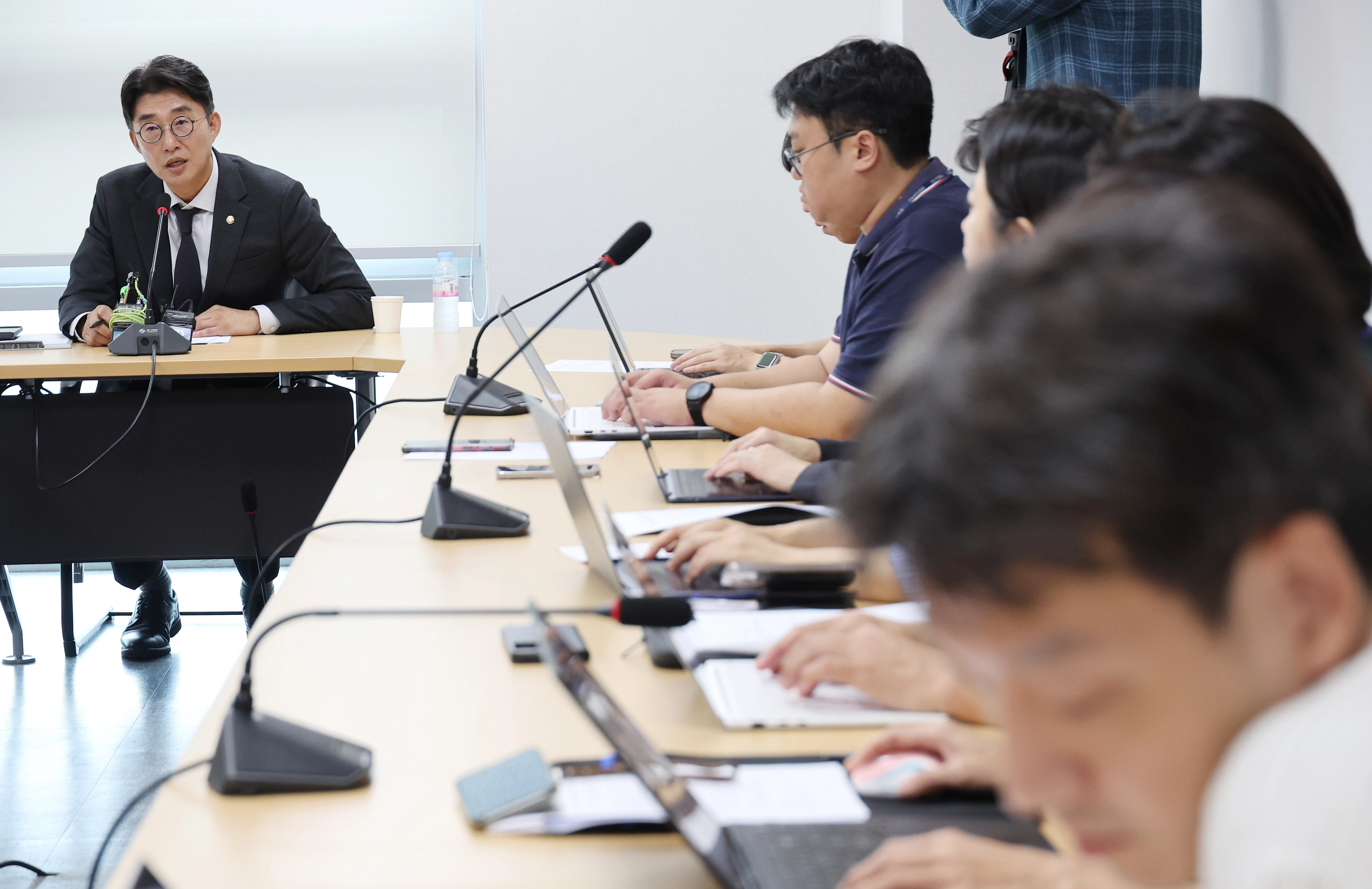 더불어민주당 언론개혁특별위원회 기자설명회  더불어민주당 국민주권언론개혁특별위원회 간사인 노종면(왼쪽) 의원이 5일 국회 의원회관에서 열린 언론중재법 개정 관련 주요 논의 내용 설명 기자설명회에서 발언하고 있다. 2025.9.5