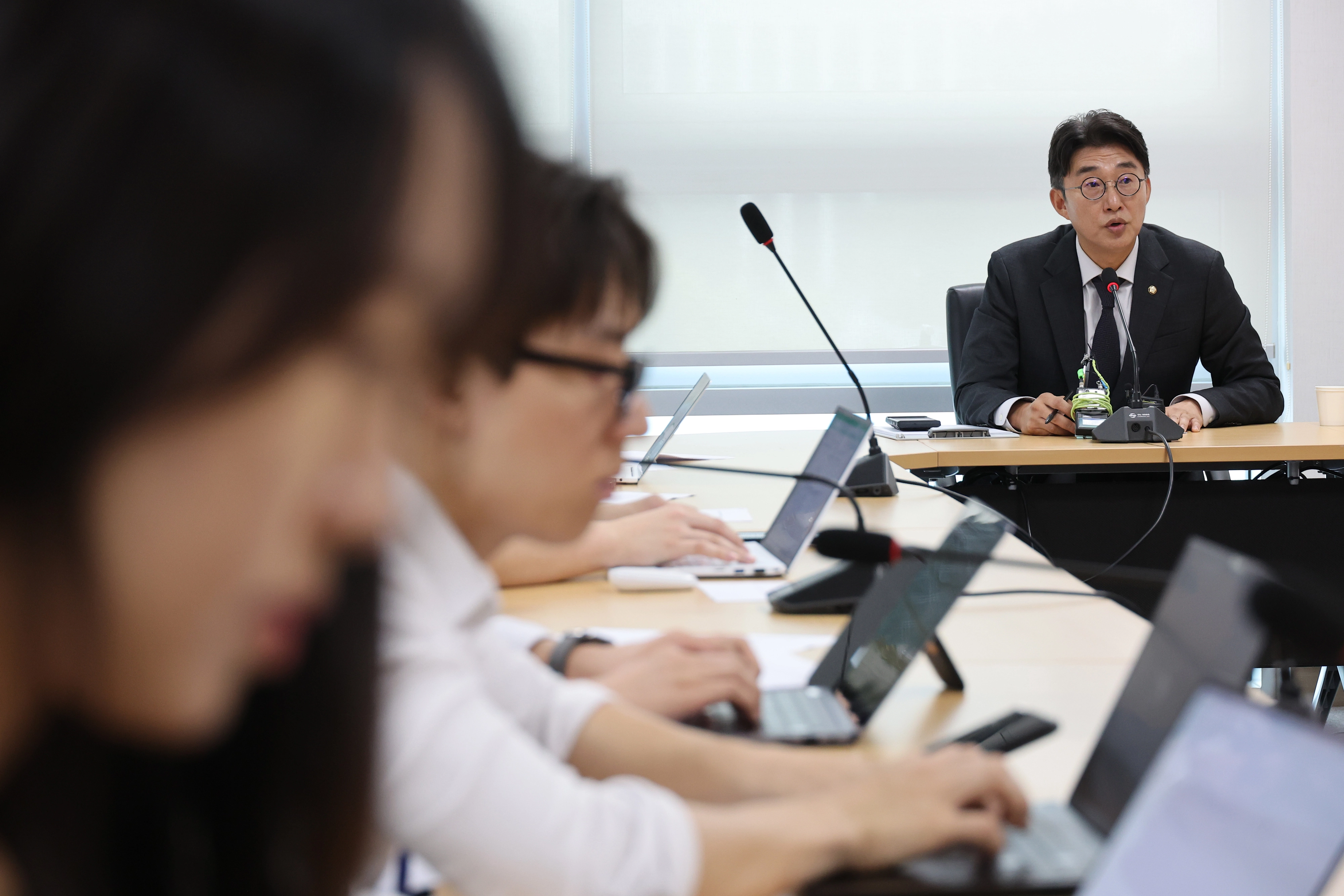 더불어민주당 언론개혁특별위원회 기자설명회  더불어민주당 국민주권언론개혁특별위원회 간사인 노종면(오른쪽) 의원이 5일  국회의원회관에서 열린 언론중재법 개정 관련 주요 논의 내용 설명 기자설명회에서 발언하고 있다. 2025.9.5