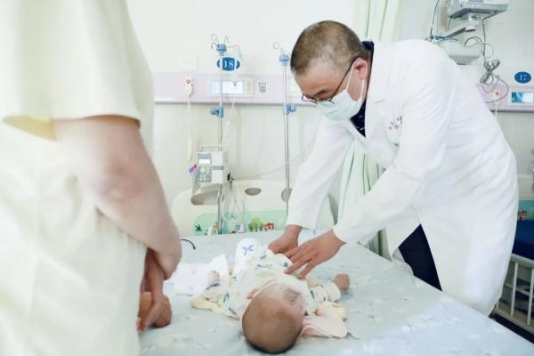 중국 후베이성 우한의 한 병원을 찾은 생후 4개월 남아의 몸 속에서 일란성 쌍둥이였던 기생태아가 발견돼 제거 수술을 받았다. 출처 웨이보