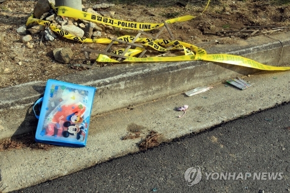 박씨 일가족이 방화 살해된 집 주변에 자녀의 것으로 보이는 학용품이 나뒹굴고 있다. 연합뉴스