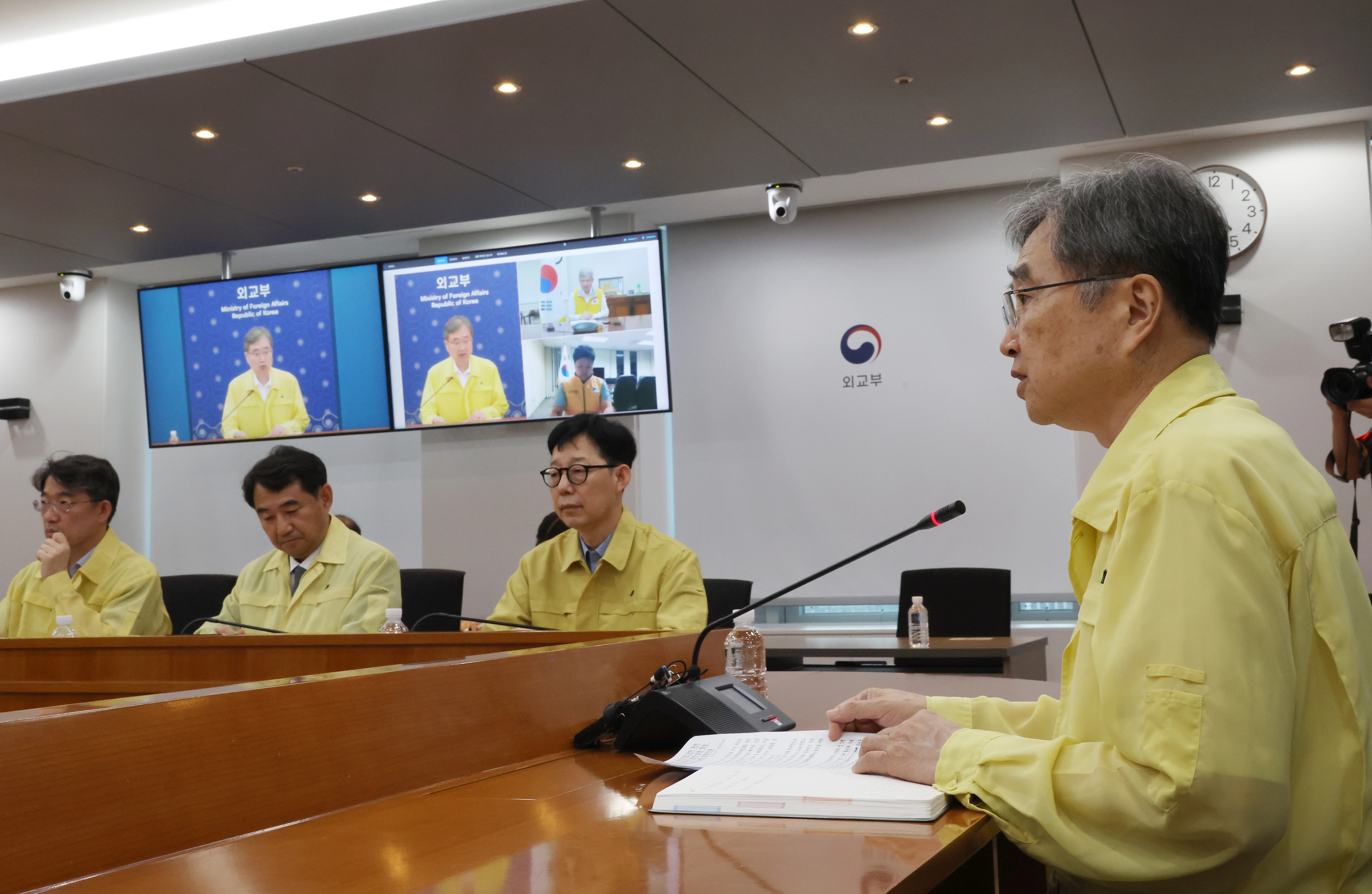 ‘美조지아주 한국인 무더기 구금’에 긴급대책회의  조현 외교부 장관이 6일 정부서울청사에서 열린 재외국민보호대책본부-공관 합동대책회의에서 발언을 하고 있다. 이날 회의에서는 미국 당국이 우리 기업의 현지공장 건설현장에서 불법체류 단속을 벌여 한국인 등 475명을 체포한 사건과 관련 내용을 다루었다. 2025.9.6 연합뉴스