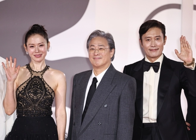 29일(현지시간) 이탈리아 베네치아 리도섬에서 열린 제82회 베니스국제영화제 개막식 레드카펫 행사에서 영화 ‘어쩔수가없다’의 박찬욱(가운데) 감독과 배우 이병헌(오른쪽), 손예진(왼쪽)이 카메라를 향해 포즈를 취하고 있다. 2025.8.29 신화 연합뉴스