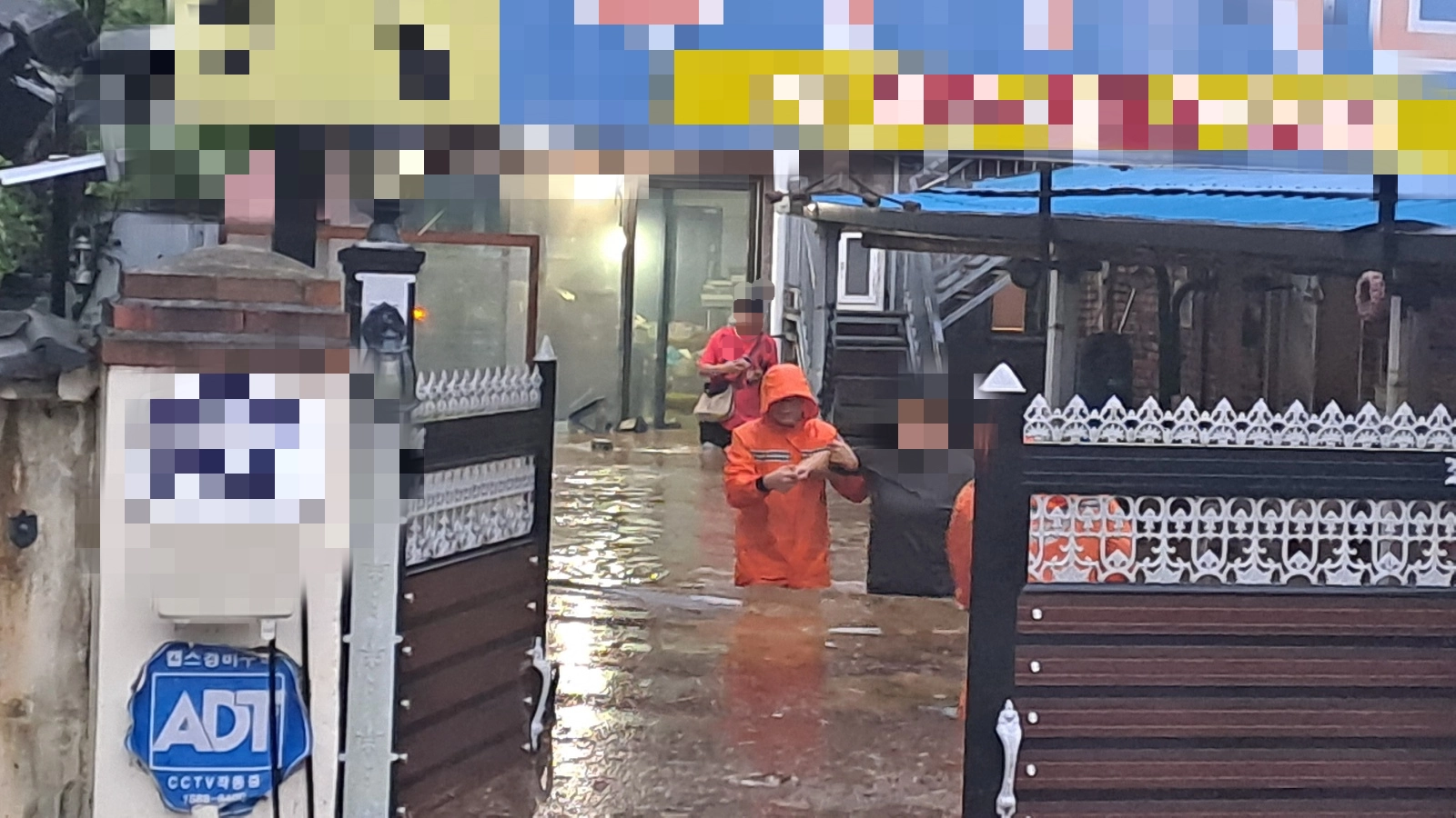 전주시 완산구 한 건물이 침수되면서 소방대원이 주민들을 안전한 곳으로 이동 조치하고 있다. 전북소방본부 제공