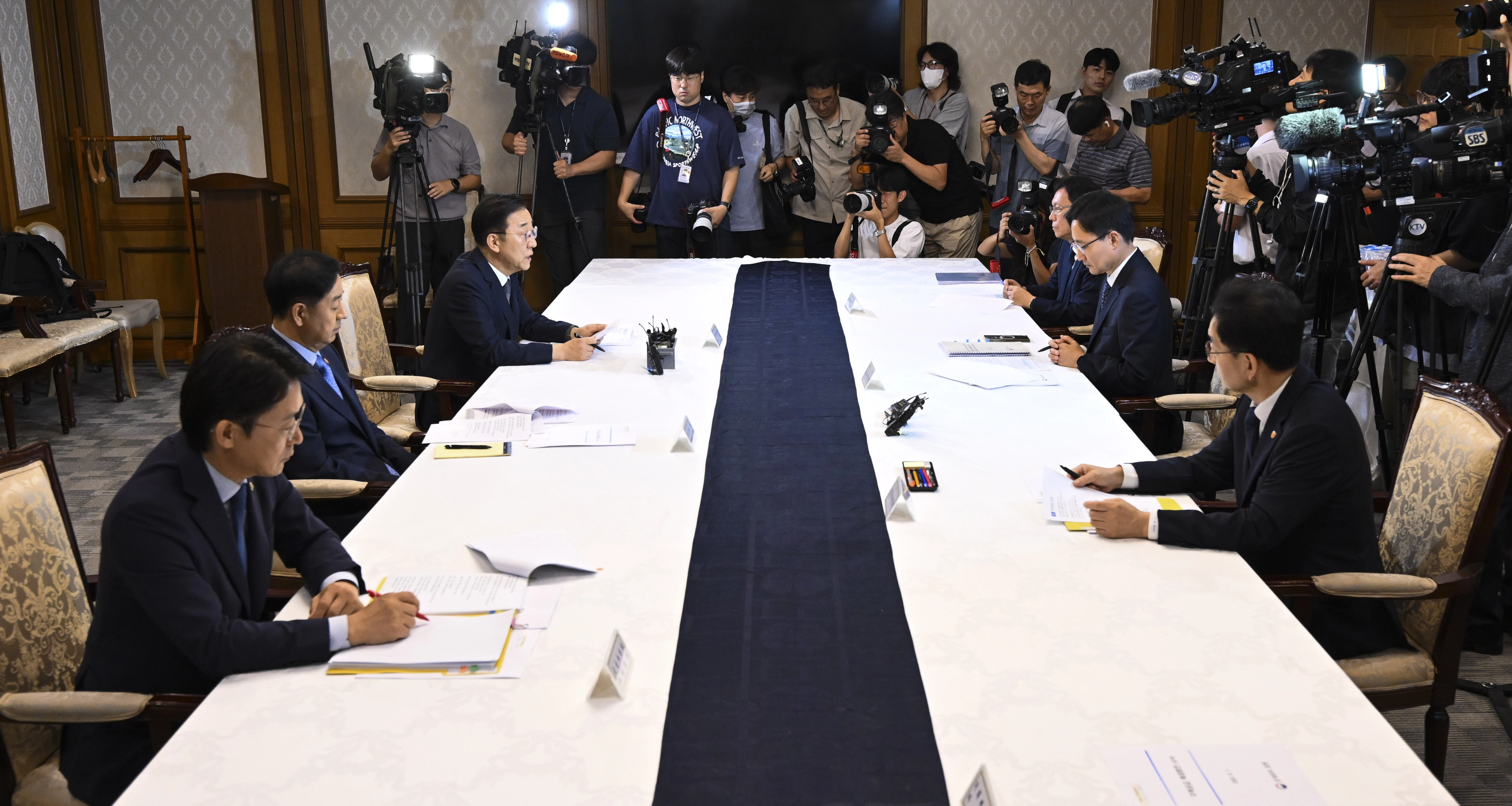 7일 서울 종로구 정부서울청사에서 주택공급 확대방안 관련 부동산 관계장관회의가 열리고 있다. 2025.9.7 이지훈 기자