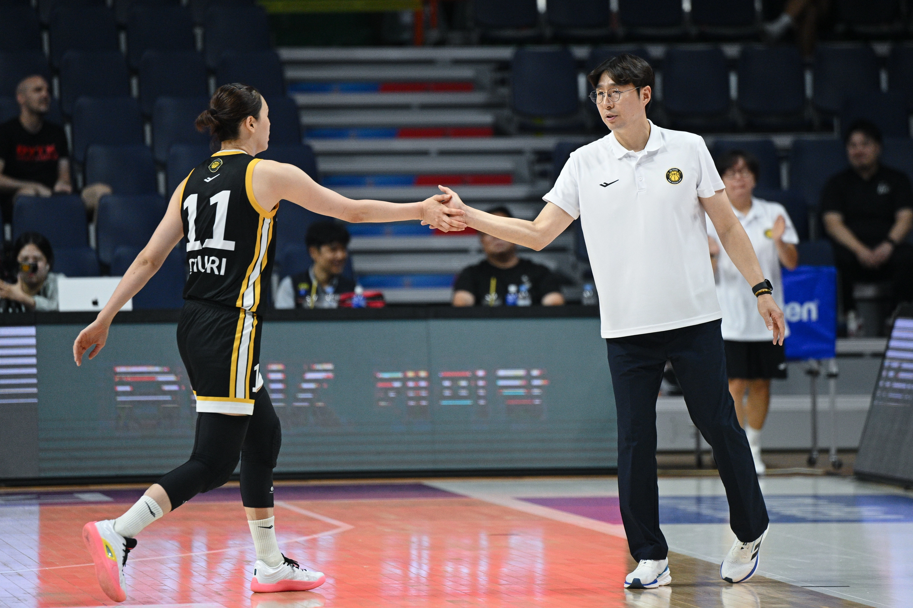 청주 KB 강이슬이 7일 부산 사직체육관에서 열린 2025 박신자컵 3·4위 결정전 카사데몬트 사라고사(스페인)와의 경기에서 김완수 KB 감독과 하이파이브하고 있다. WKBL 제공