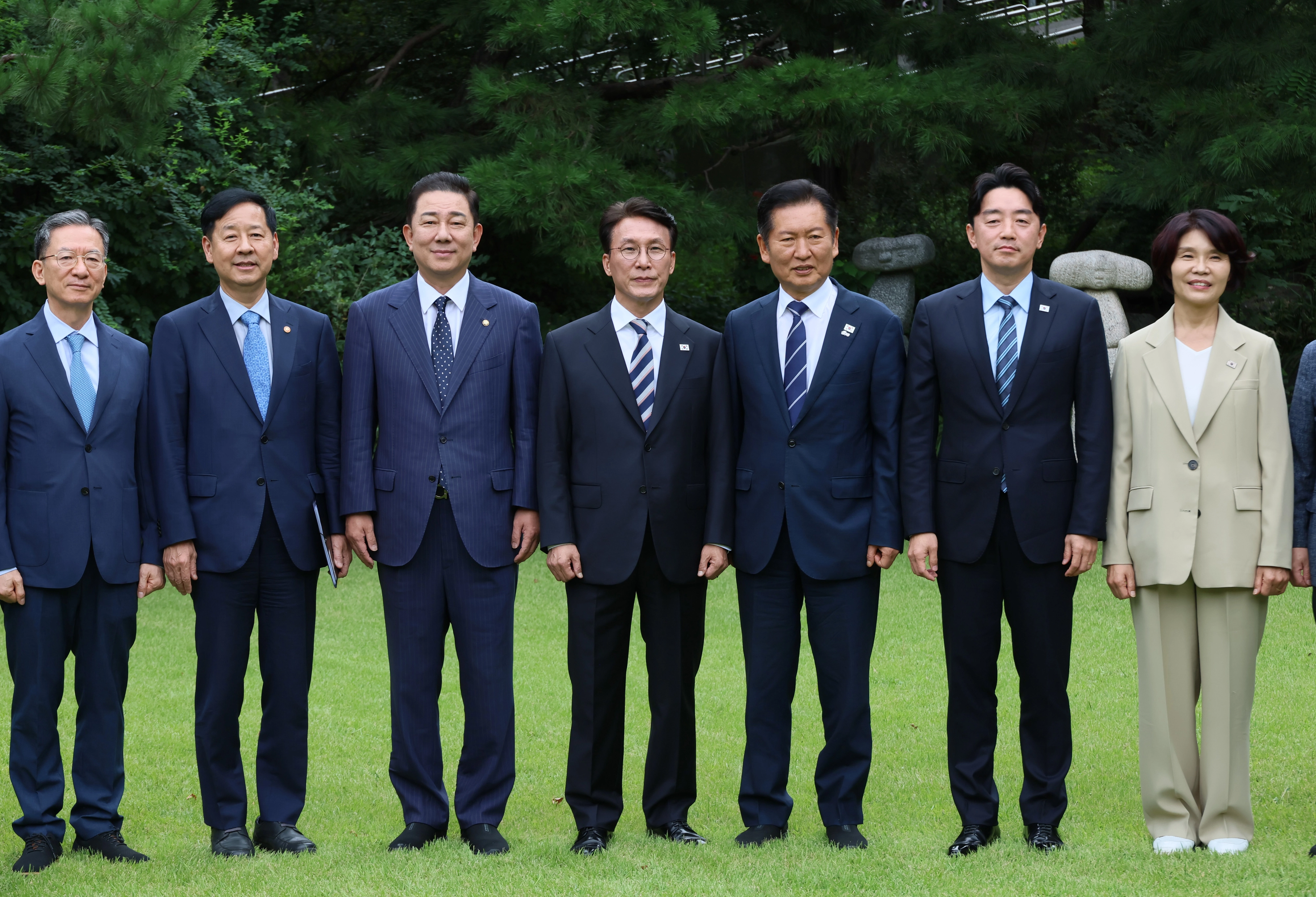 고위당정협의회 기념촬영  김민석 국무총리가 7일 서울 종로구 총리공관에서 열린 고위당정협의회에서 더불어민주당 정청래 대표, 강훈식 대통령 비서실장 등 참석자들과 기념촬영을 하고 있다. 왼쪽부터 정성호 법무부 장관, 구윤철 부총리 겸 기획재정부 장관, 더불어민주당 김병기 원내대표, 김 총리, 더불어민주당 정청래 대표, 강훈식 대통령 비서실장, 더불어민주당 한정애 정책위의장.  연합뉴스