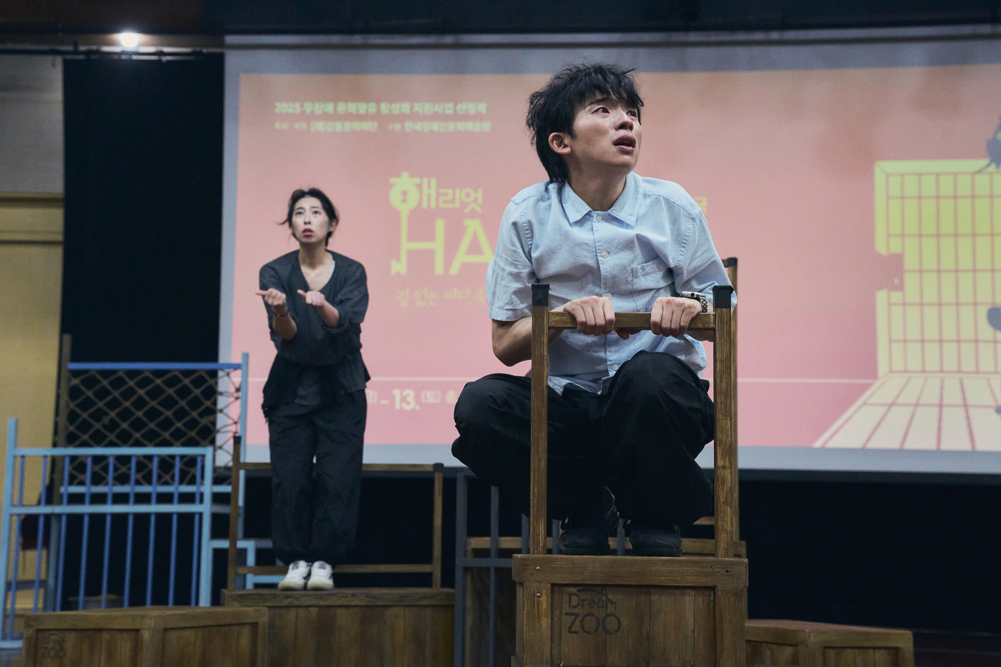 ‘해리엇’은 시각장애인을 위해 음성 해설을 하고 청각장애인을 위해서는 한 배우(오른쪽)의 대사를 다른 배우(왼쪽)가 수어로 전달하면서 ‘무장벽 공연’을 지향한다. 
강동문화재단 제공