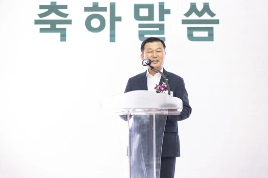 한원찬 의원이 경기신용보증재단 수원광교지점 개점식에서 축사를 하고 있다. (사진=경기도의회)