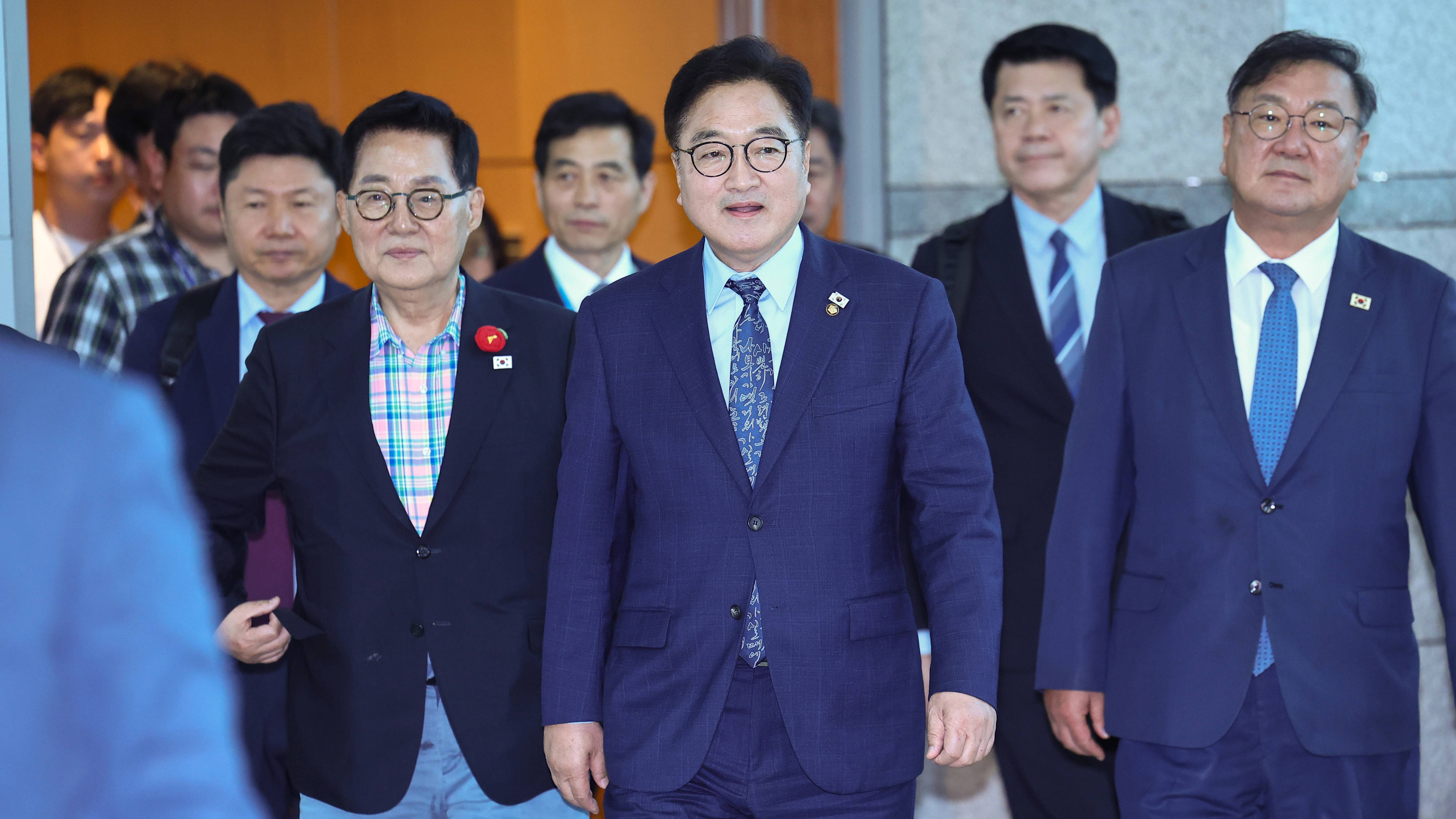 전승절 기념행사 참석 차 출국하는 우원식 국회의장과 의원들  중국 베이징에서 열리는 ‘항일전쟁 및 세계 반파시스트 전쟁 승전(전승절) 80주년 열병식’에 참석하는 우원식 국회의장과 여야 의원들이 2일 인천국제공항 제1여객터미널로 출국하고 있다. 우 의장과 함께 중국을 방문하는 의원단은 더불어민주당 박지원, 김태년, 박정, 홍기원 의원, 조국혁신당 김준형 의원 등으로 구성됐다. 2025.9.2 연합뉴스