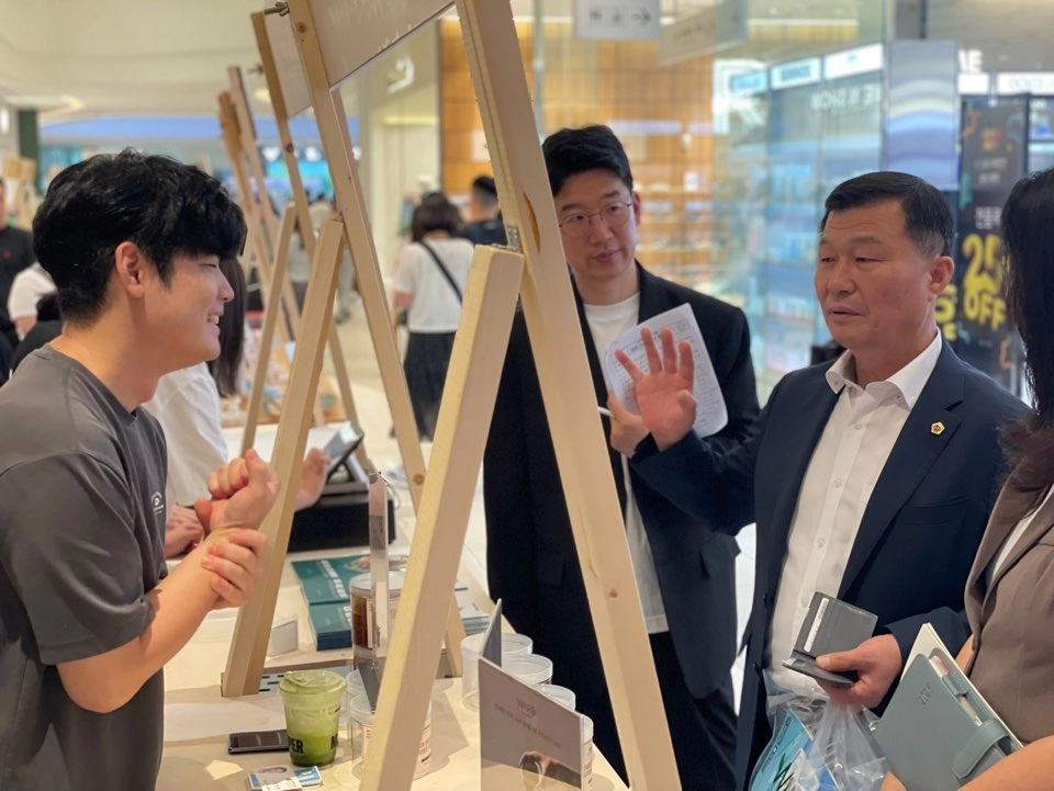 한원찬 의원이 행사장을 둘러보며 사회적 경제 기업 관계자들과 대화를 나누고 있다. (사진=경기도의회)