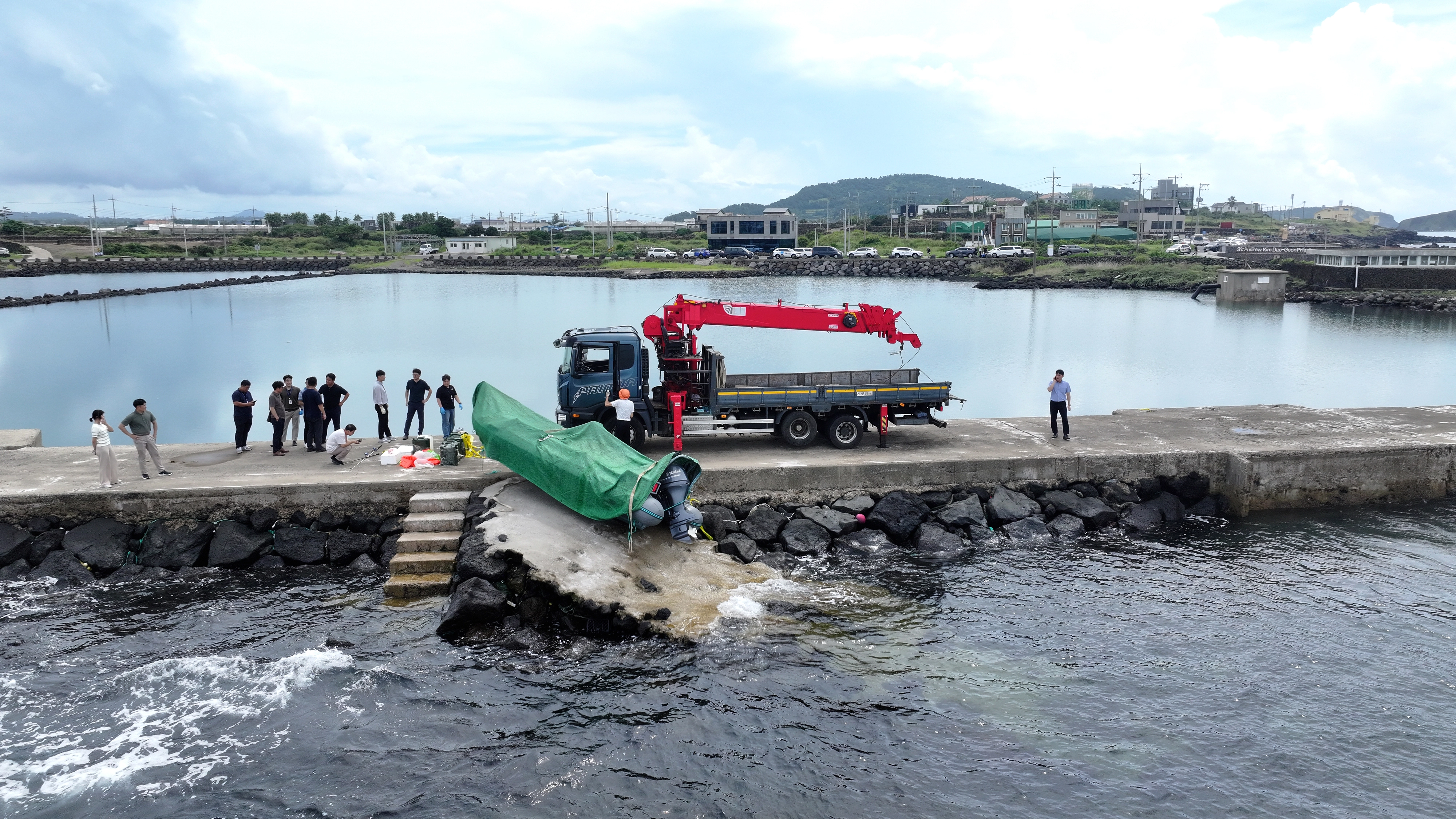 제주 해안서 발견된 정체불명의 보트  해경과 경찰 등 관계자들이 8일 오전 제주시 한경면 용수리 해안가에서 이날 오전 발견된 미확인 보트를 조사해 인양하려 하고 있다. 해경은 밀입국, 해양사고 등의 가능성을 열어 놓고 조사하고 있다고 밝혔다. 2025.9.8 연합뉴스