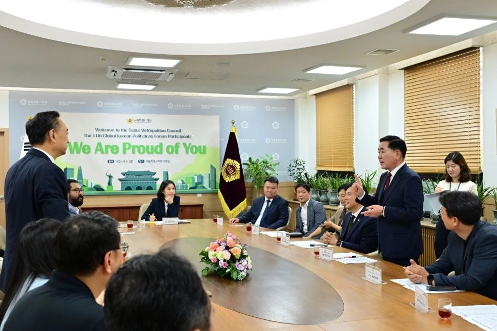 방문단과 대화중인 김원태 의원