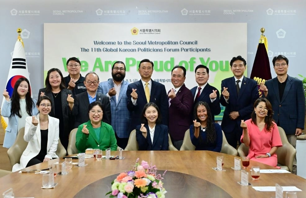 지난 5일 세계 각국에서 활동 중인 재외한인 정치인들이 서울시의회를 방문해 기념촬영을 하고 있다.