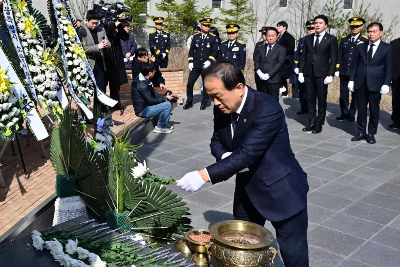 지난 2024년 3월 4일 서울 은평구 서울소방학교에서 개최된 ‘소방 영웅길’ 명예도로명 지정 기념식에 참석해 김용호 의원이 추모하고 있다.