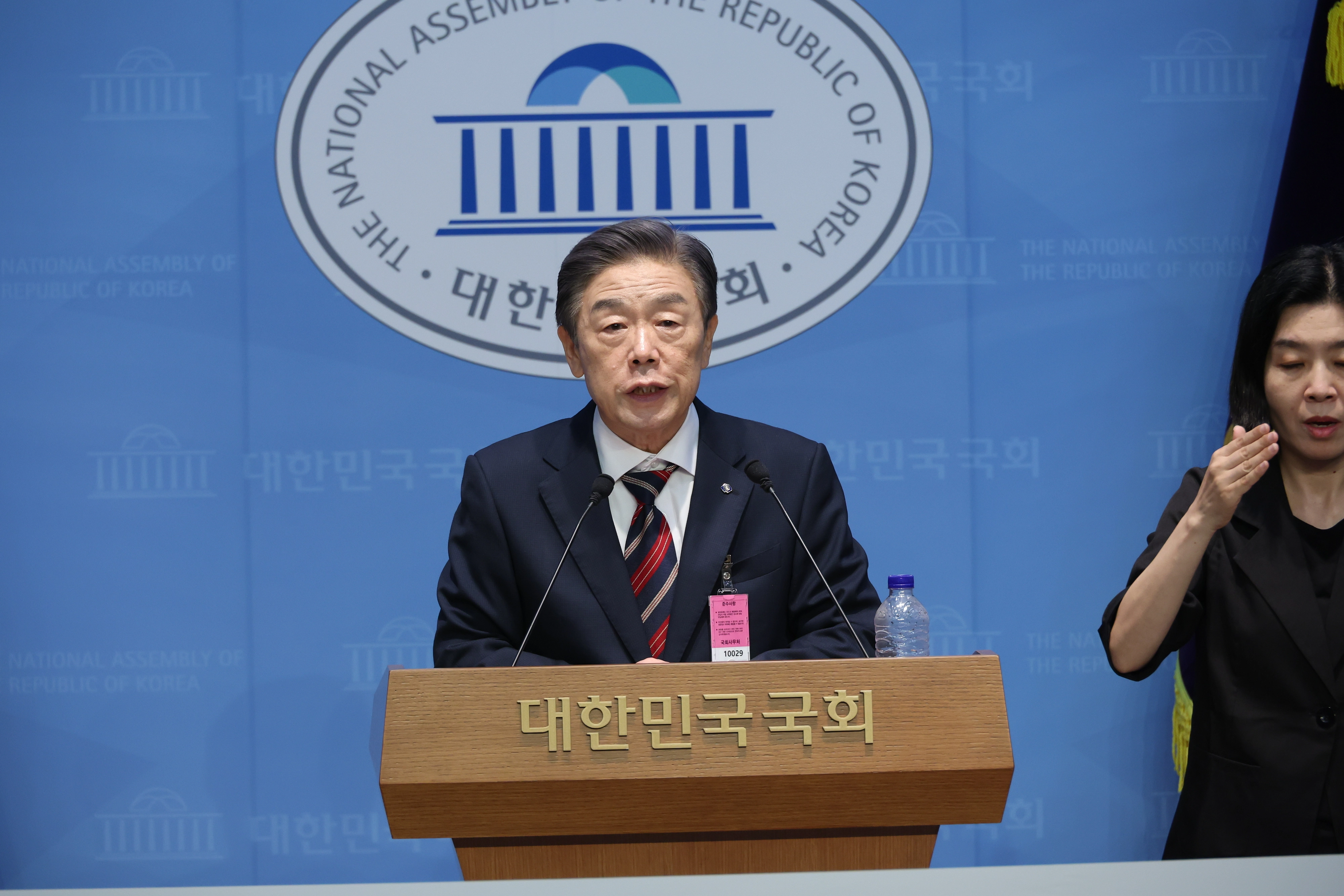 김형석 독립기념관장이 8일 서울 여의도 국회 소통관에서 대국민 기자회견을 하고 있다 2025.9.8안주영 전문기자