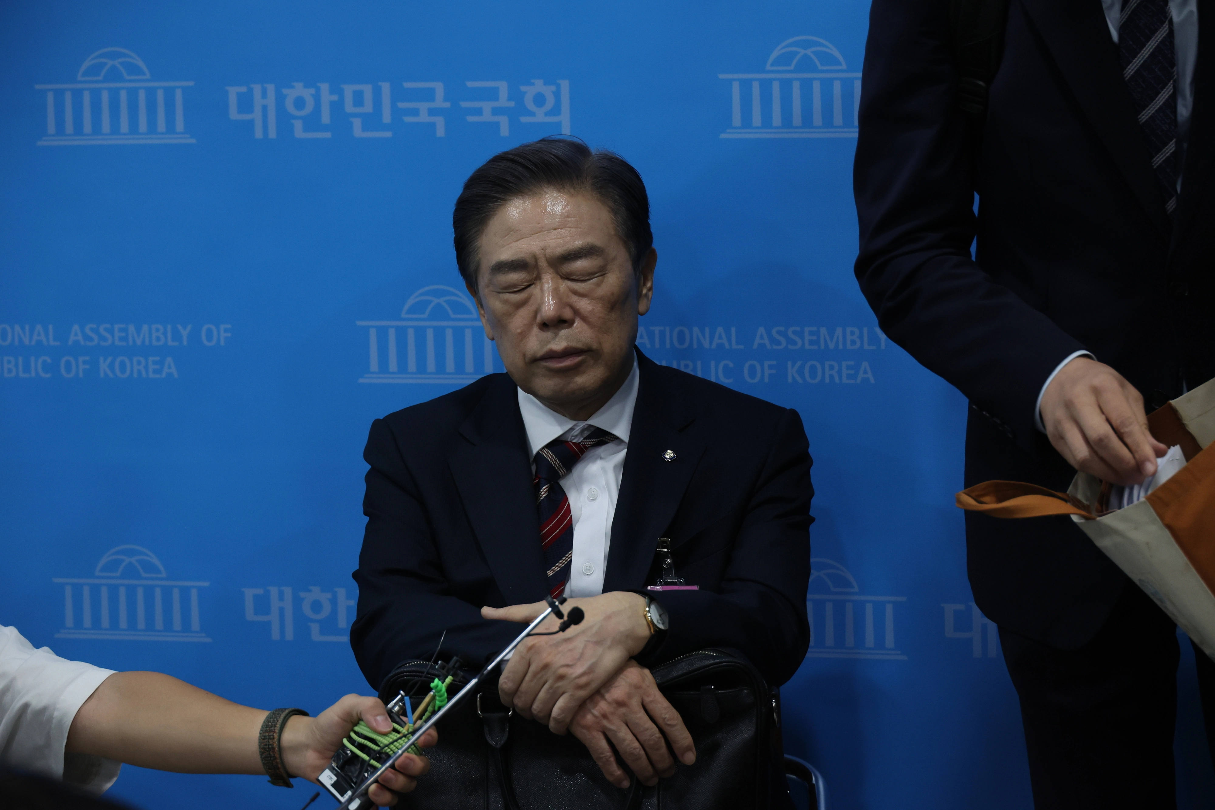 김형석 독립기념관장이 8일 서울 여의도 국회 소통관에서 대국민 기자회견을 하기 전 생각에 잠겨있다. 2025.9.8안주영 전문기자
