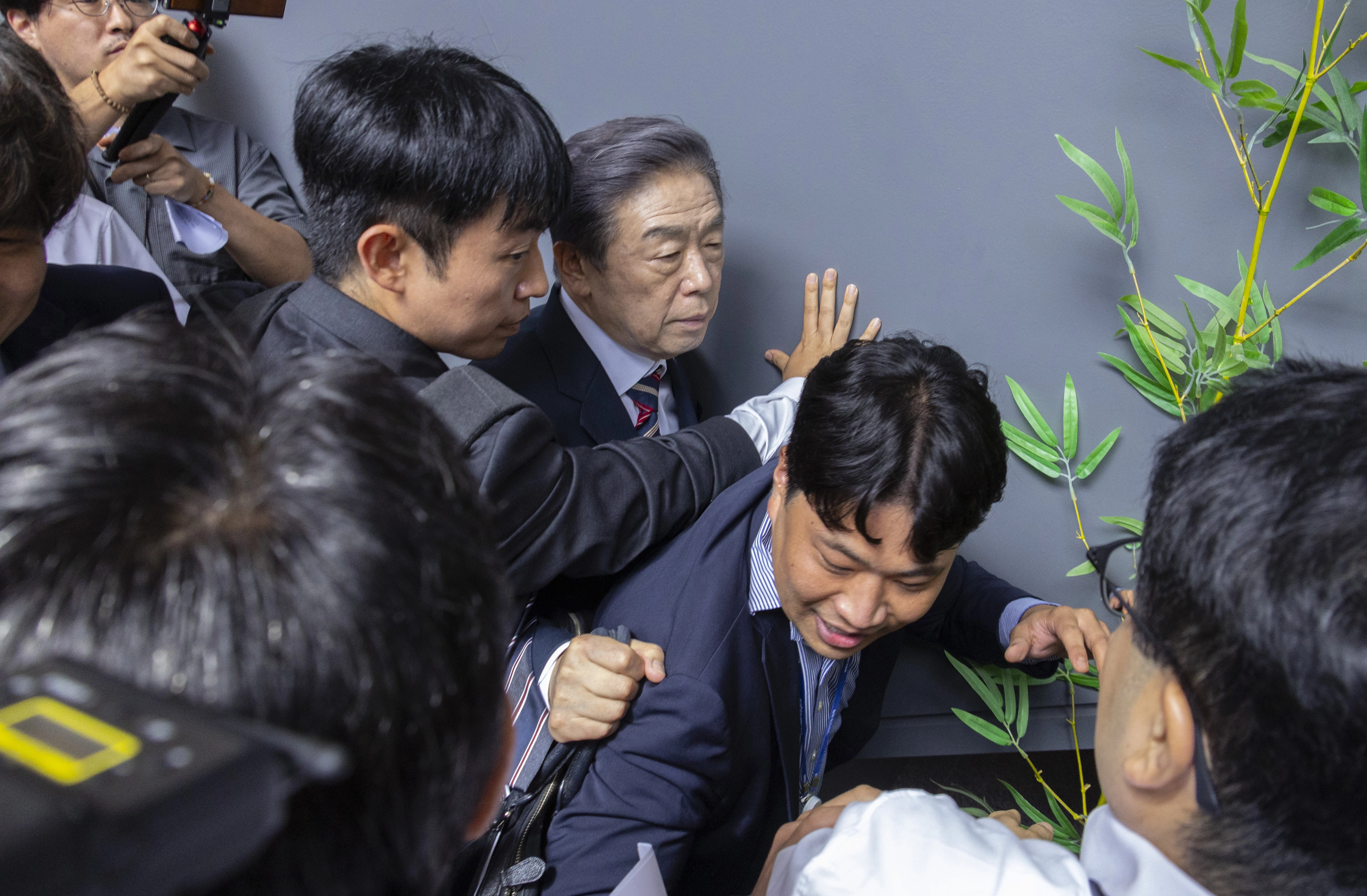 김형석 독립기념관장이 8일 국회 소통관에서 ‘독립기념관 바로 세우기’ 기자회견을 마친 뒤 기자회견 개최에 항의하는 시민단체의 항의를 받으며 회견장을 떠나고 있다. 2025.9.8 연합뉴스