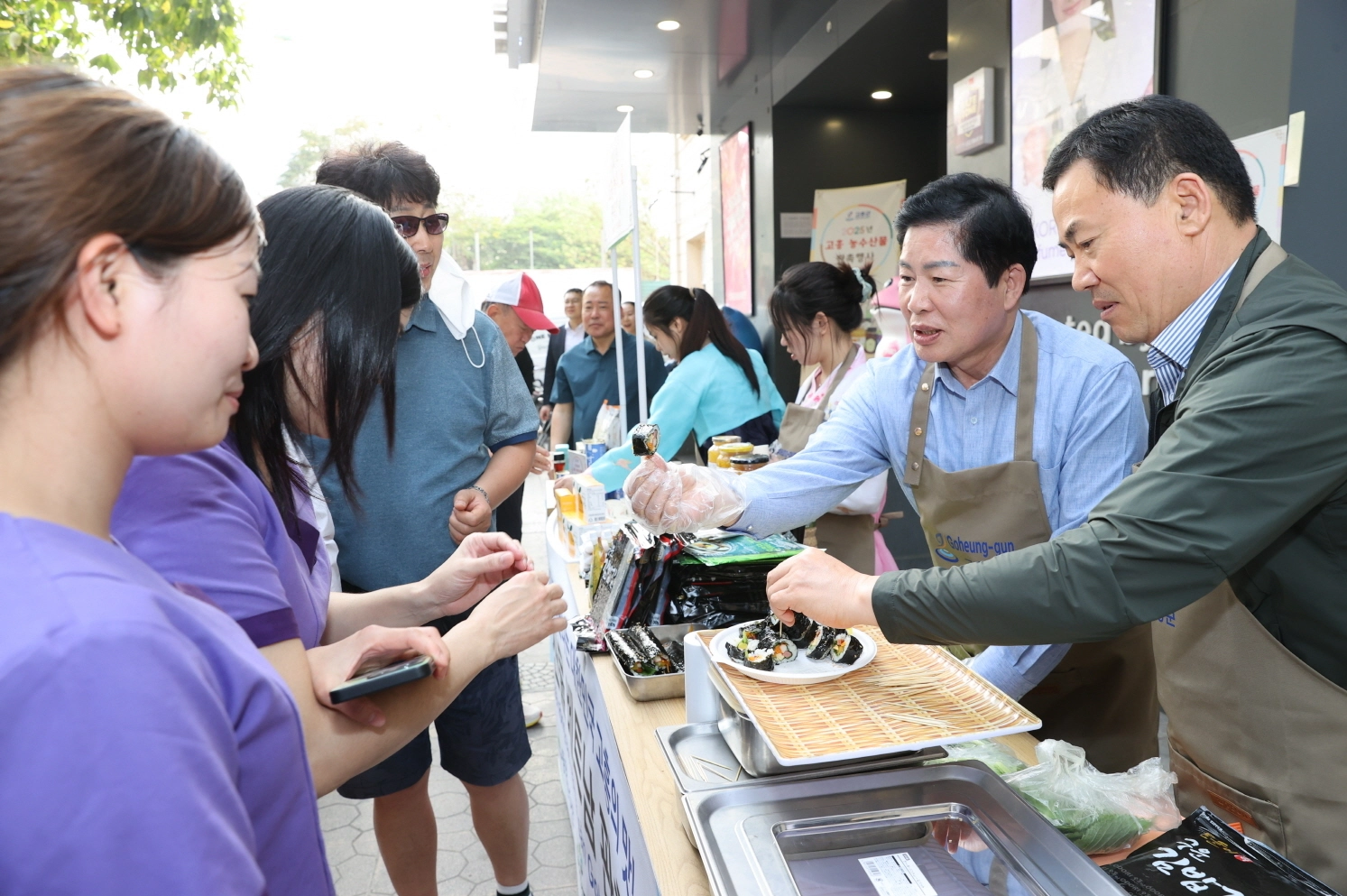 공영민(오른쪽 두 번째) 고흥군수가 베트남에서 지역 농수산물을 홍보하고 있다.
고흥군 제공