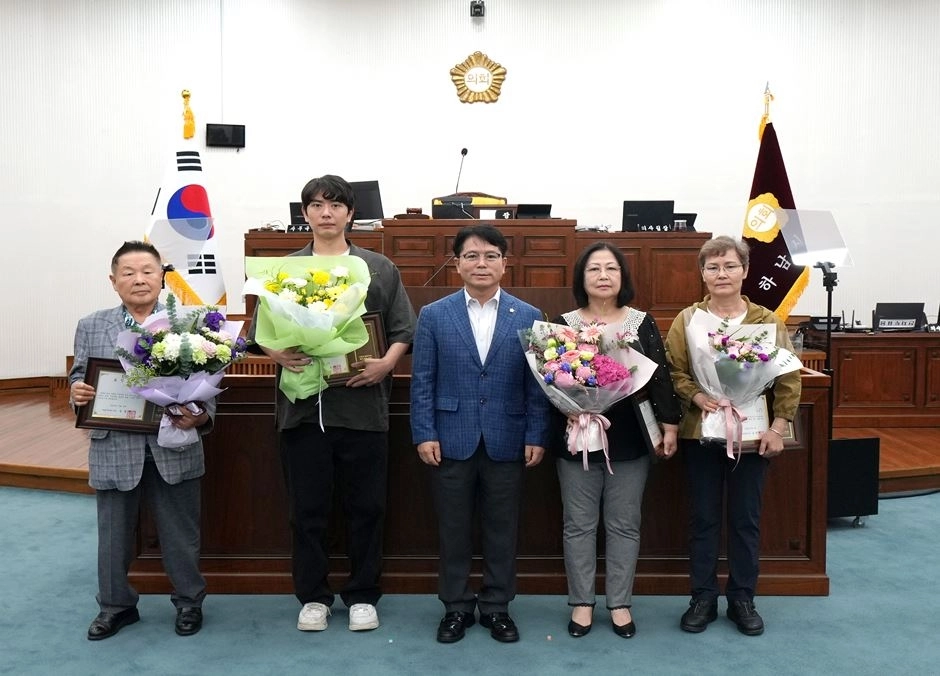 하남시의회 금광연 의장이 9일 제342회 제1차 정례회 제1차 본회의에서 ‘2025년 3분기 모범시민상’ 수상자들과 기념사진을 찍고 있다. 하남시의회 제공