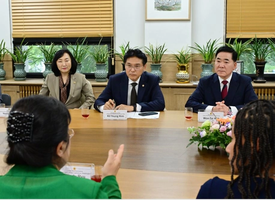 대표단과 간담회를 진행한 김길영 의원