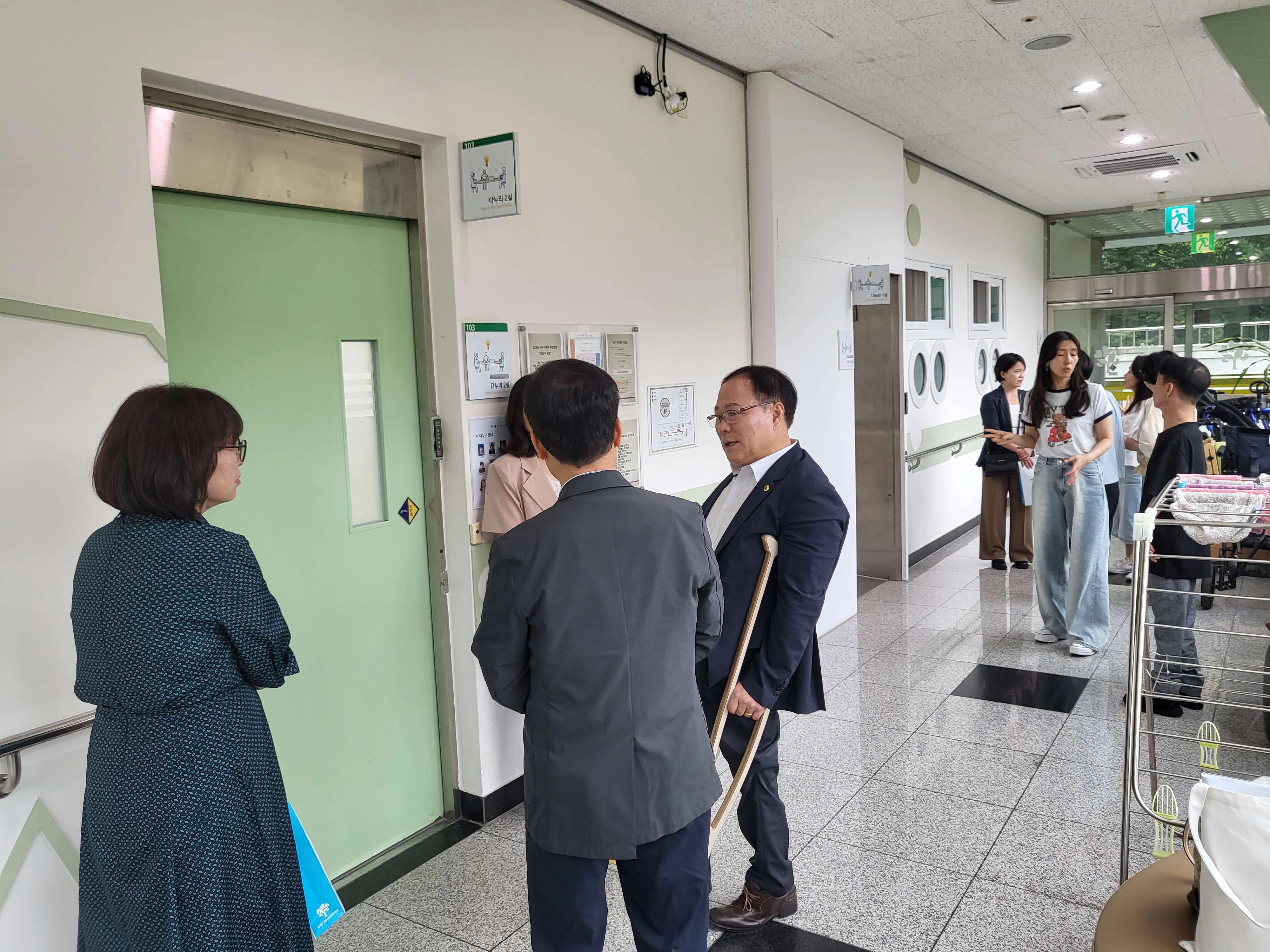박재용 의원이 과천시장애인종합복지관 내부 시설을 둘러보며 중증·중복·뇌병변장애인 돌봄서비스 현장을 점검하고 있다. (사진=경기도의회)