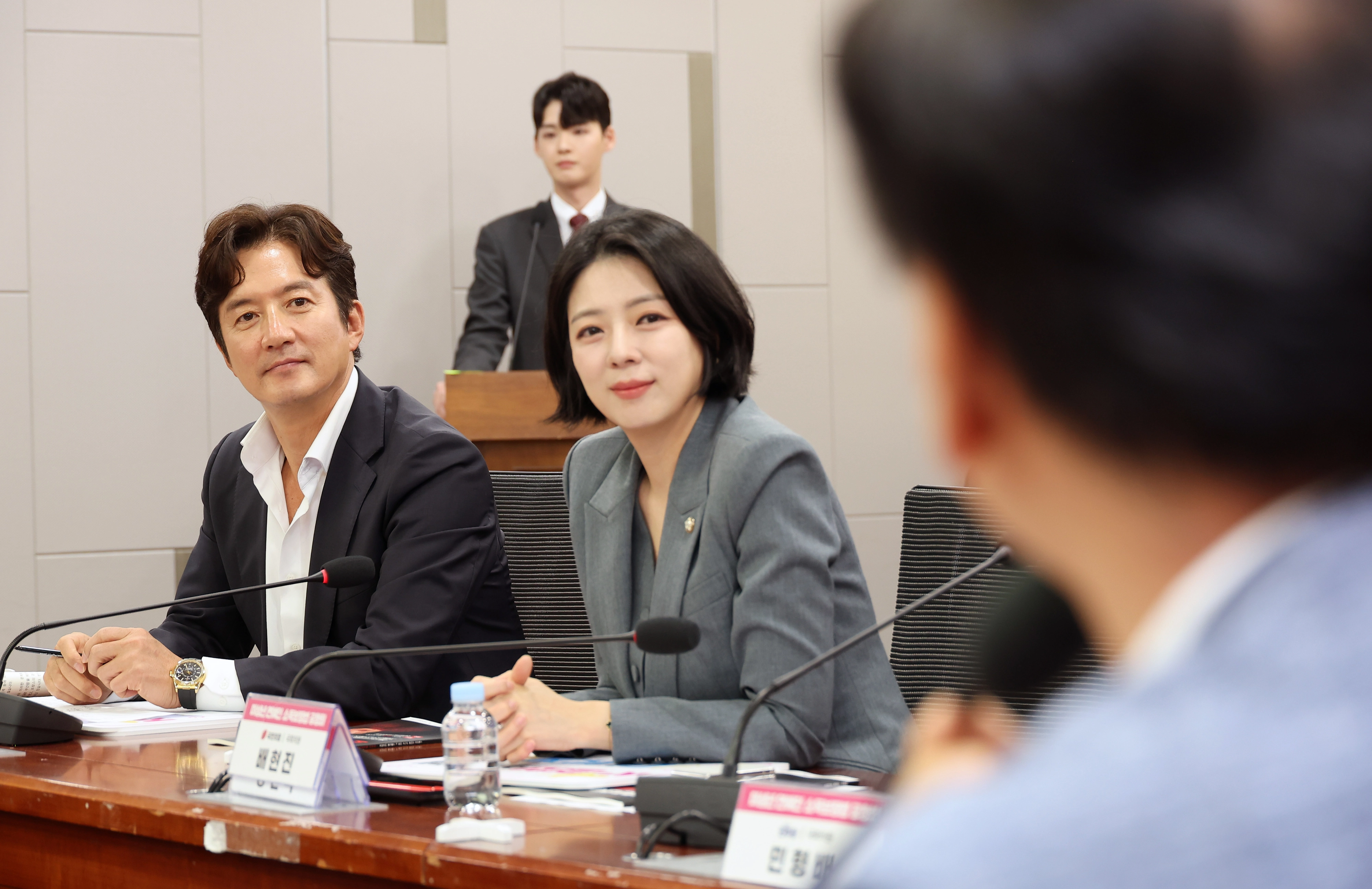 9일 서울 여의도 국회 의원회관에서 열린 미성년 연예인 소득보장법 공청회에 배우 정준호가 참석해 있다. 오른쪽은 배현진 국민의힘 의원. 연합뉴스