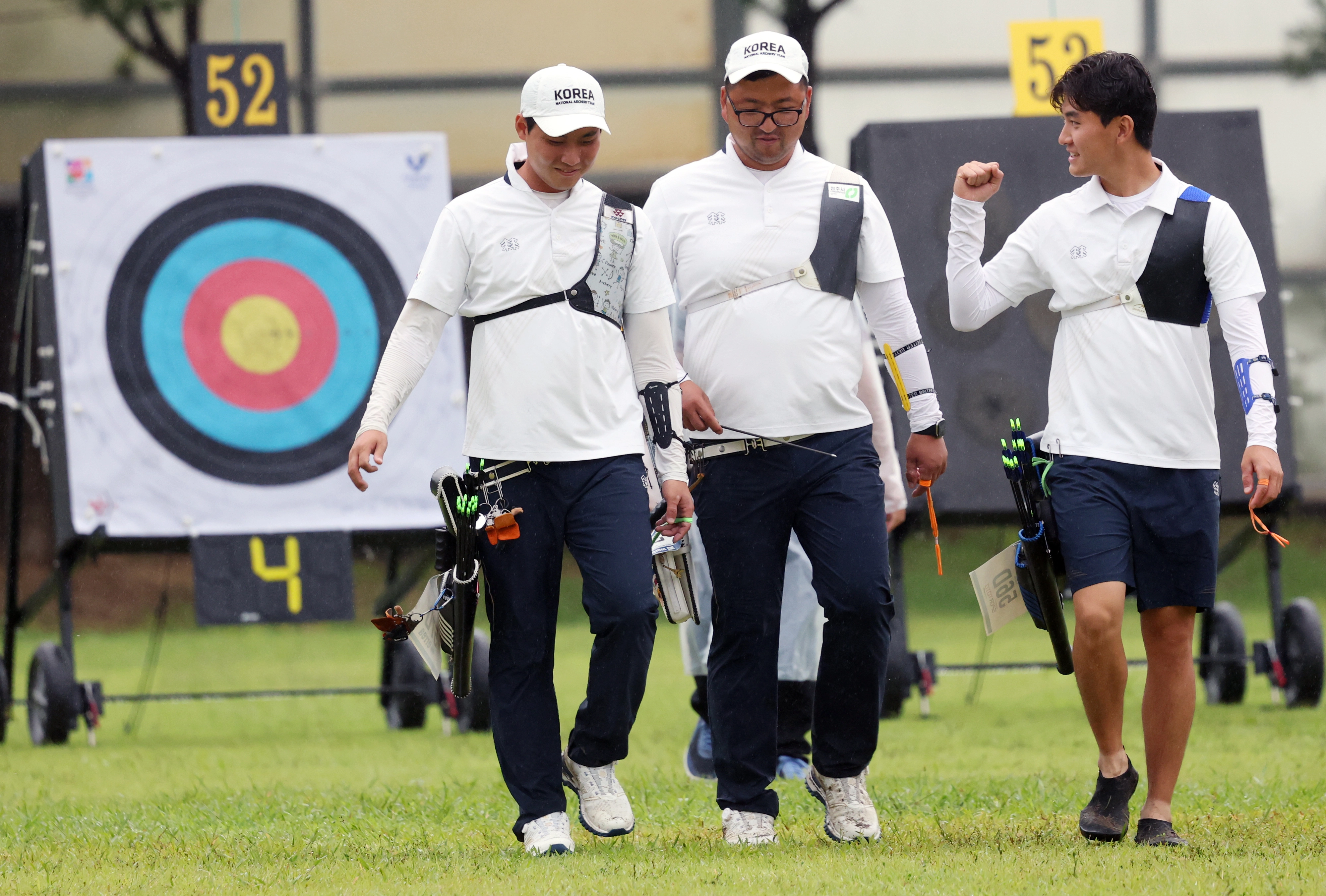 이우석, 김우진, 김제덕 등 한국 양궁 남자 대표팀이 9일 광주 국제양궁장에서 열린 2025 광주 세계양궁선수권대회 리커브 남자 단체전 4강에서 승리한 뒤 기뻐하고 있다.. 광주 연합뉴스