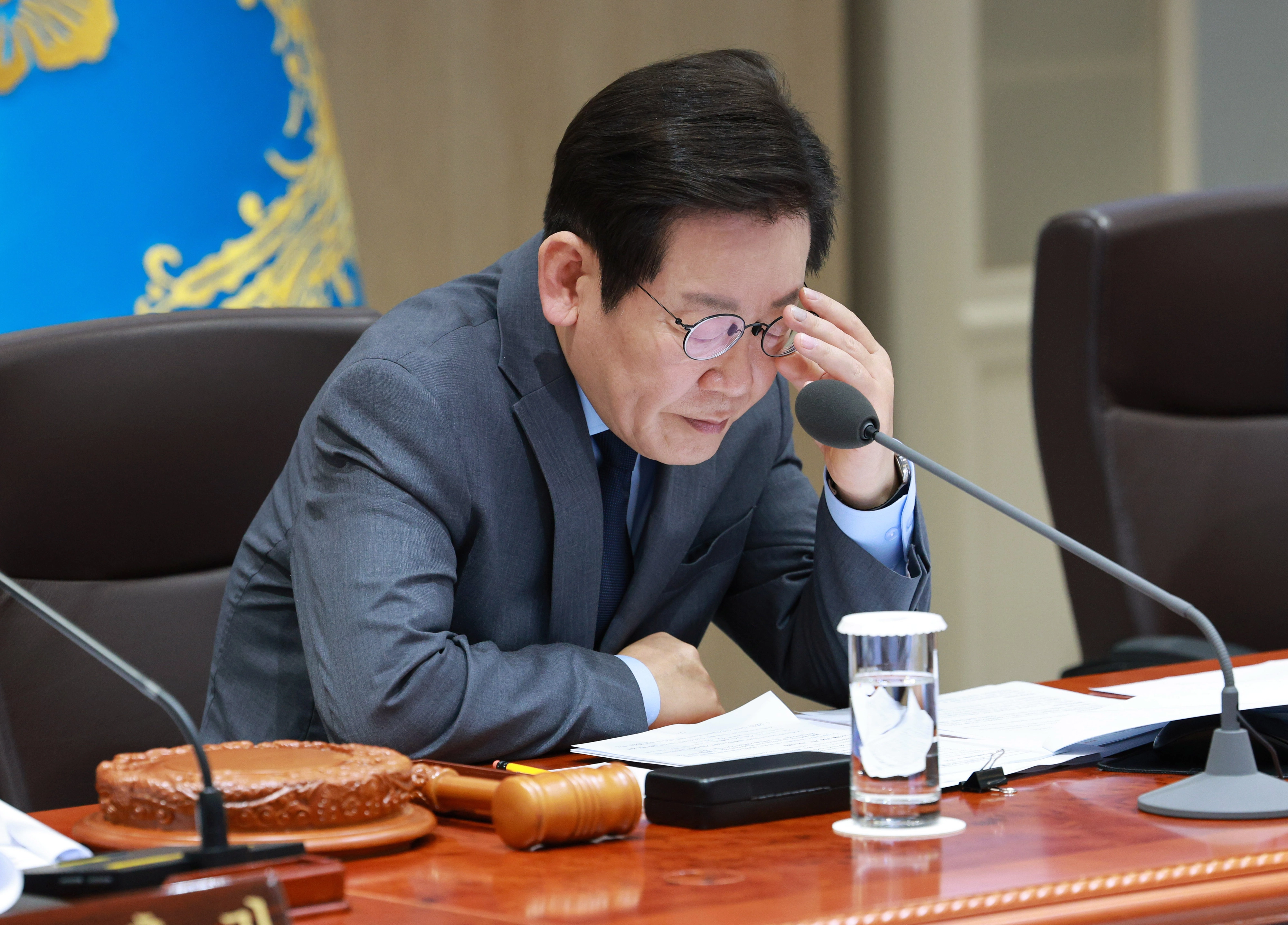 자료 살펴보는 이재명 대통령  이재명 대통령이 9일 서울 용산 대통령실에서 열린 국무회의에서 자료를 살펴보고 있다. 2025.9.9 대통령실통신사진기자단