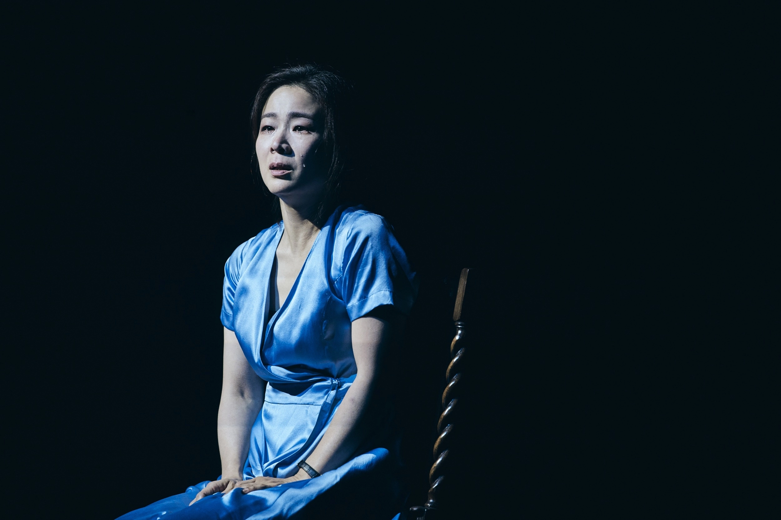 1인극 ‘프리마 파시’는 피해자가 되면서 법의 모순을 깨닫게 된 변호사 테사의 이야기를 그렸다. 이자람이 테사와 동료 변호사, 경찰 등 여러 역할로 열연한다.
쇼노트 제공