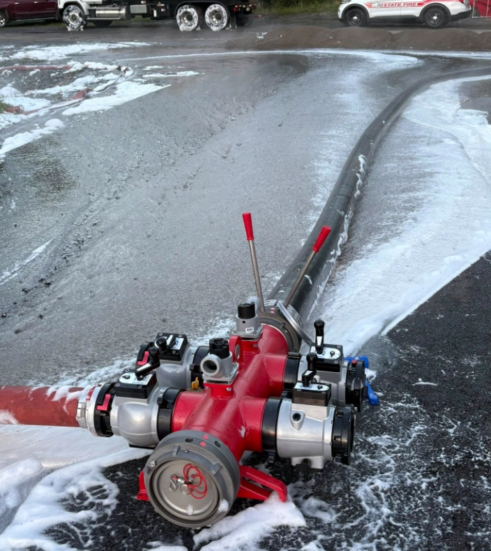 미국 뉴욕주 북부에 있는 소도시의 한 창고에서 유통기한이 지난 손 소독제가 대거 유출되면서 시냇물이 용암처럼 끓어오르는 등 큰 화재가 발생했던 것으로 전해졌다. 현지 소방당국 페이스북 캡처