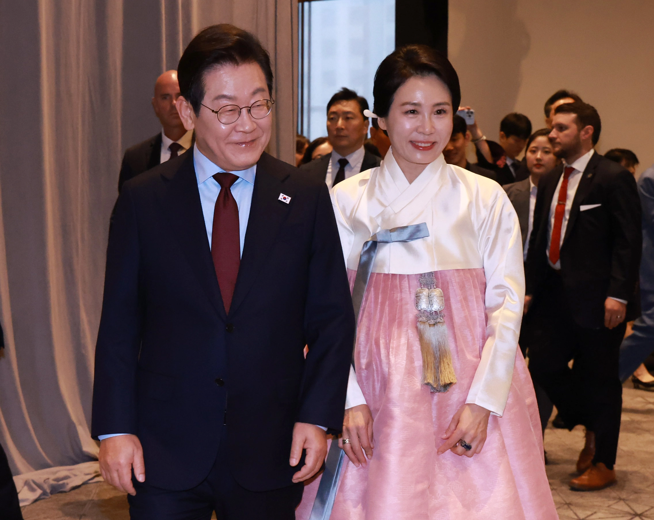 동포 만찬 간담회 입장하는 이재명 대통령 부부  이재명 대통령과 김혜경 여사가 지난달 24일(현지시간) 미국 워싱턴DC의 한 호텔에서 열린 동포 만찬 간담회에 입장하고 있다. 
워싱턴DC 연합뉴스