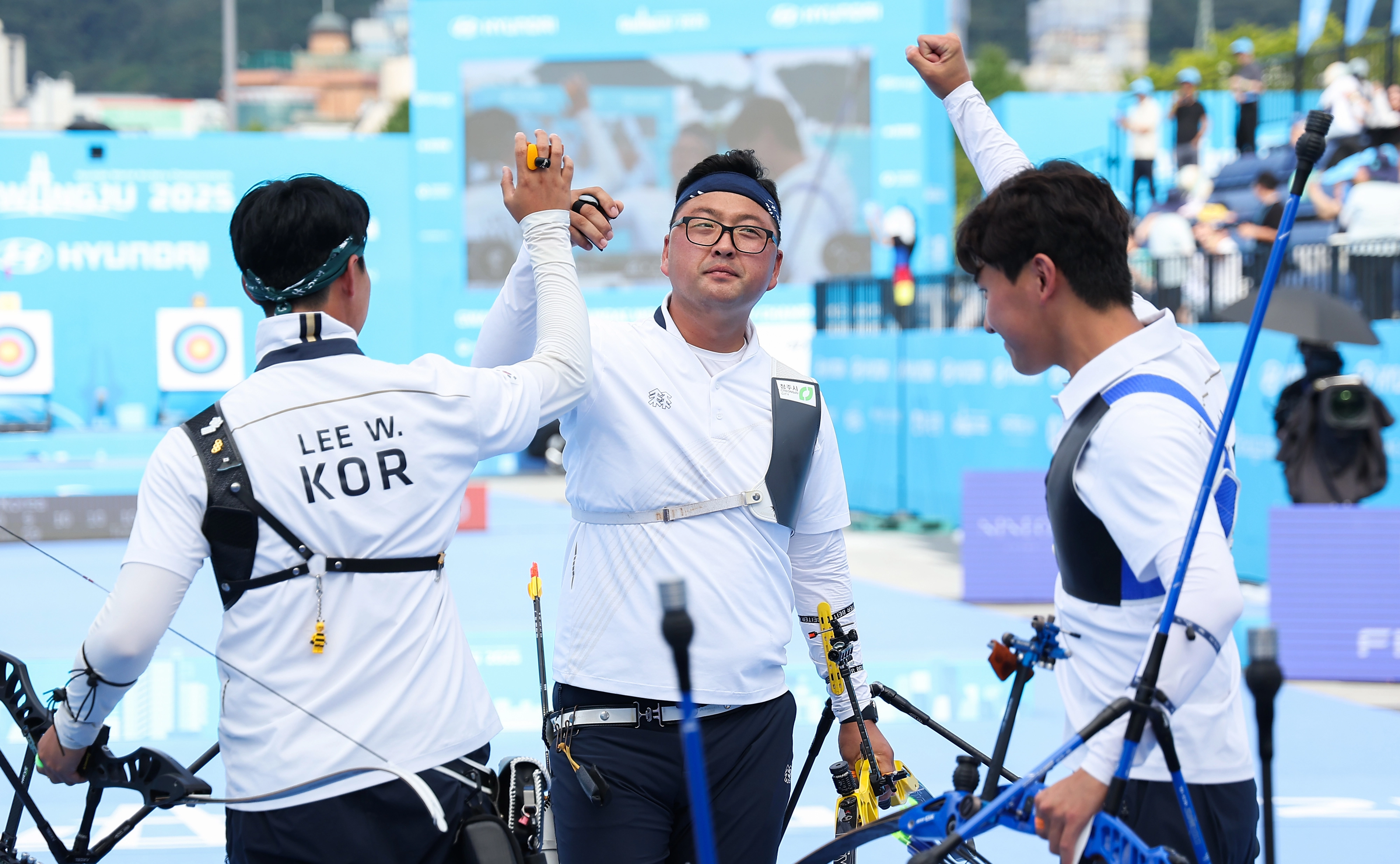 김제덕, 김우진, 이우석의 한국 양궁 남자 단체팀이 10일 광주 5·18 민주광장 특설경기장에서 열린 2025 광주 세계양궁선수권대회 리커브 남자 단체전 결승에서 미국을 꺾은 뒤 기뻐하고 있다. 광주 연합뉴스