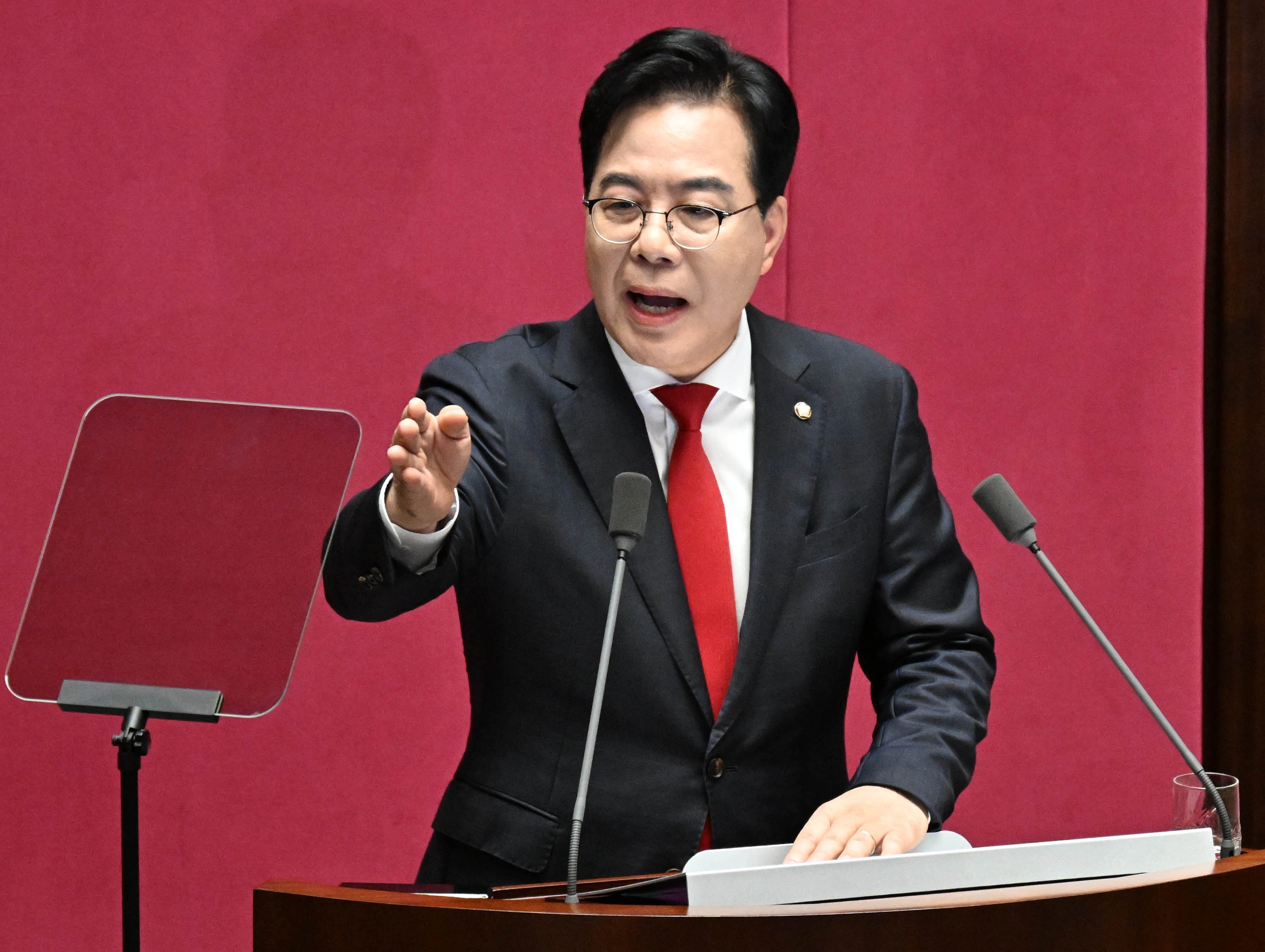 송언석 국민의힘 원내대표가 10일 국회 본회의장에서 더불어민주당 의석 쪽을 바라보며 교섭단체 대표연설을 하고 있다.
홍윤기 기자