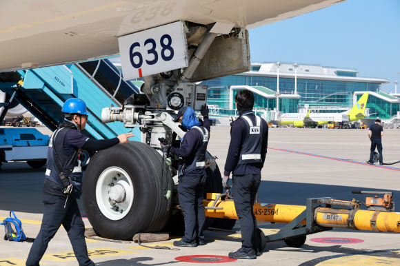 미국 조지아주 현대차그룹-LG에너지솔루션 배터리 합작 공장 건설 현장에서 구금된 한국인들을 태울 대한항공 전세기가 10일 오전 인천국제공항 2터미널 계류장에서 이륙을 준비하고 있다. 2025.9.10. 연합뉴스