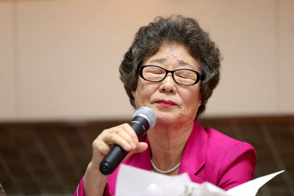 61년 전 성폭행하려던 남성의 혀를 깨물어 중상해 혐의로 기소돼 유죄 판결을 받았던 최말자 씨가 10일 부산지법에서 열린 재심 선고 공판을 마친 뒤 열린 기자회견에서 생각에 잠겨 있다. 최씨는 61년 만에 열린 재심에서 무죄를 선고받았다. 2025.9.10. 연합뉴스