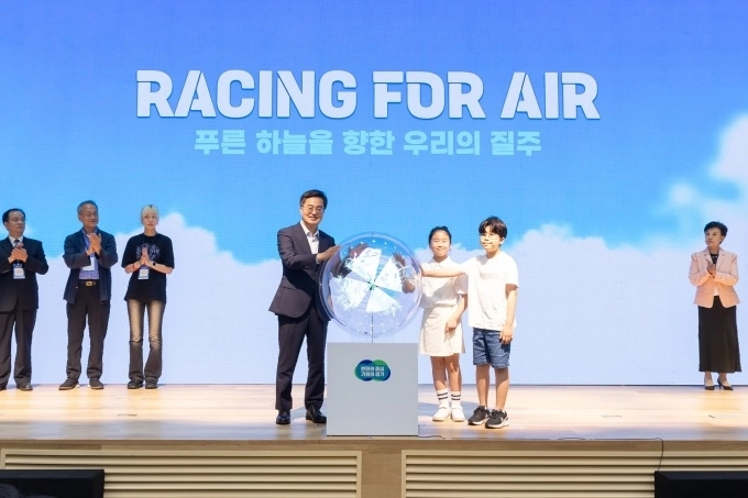 경기도가 지난 2일 경기융합타운에서 대기 환경 개선과 기후 위기 대응을 위한 국제 공동 협력의 시작을 알리기 위해 개최한 ‘2025 청정대기 국제포럼’에서 김동연 경기지사 등이 퍼포먼스를 하고 있다.
경기도 제공