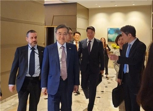 미국 이민 당국에 체포·구금된 한국인 300여명의 조속한 석방 및 귀국을 위해 방미 중인 조현 외교부 장관이 10일(현지시간) 마코 루비오 미 국무장관을 만나기 위해 워싱턴DC의 숙소를 나서고 있다. 2025.9.10 연합뉴스